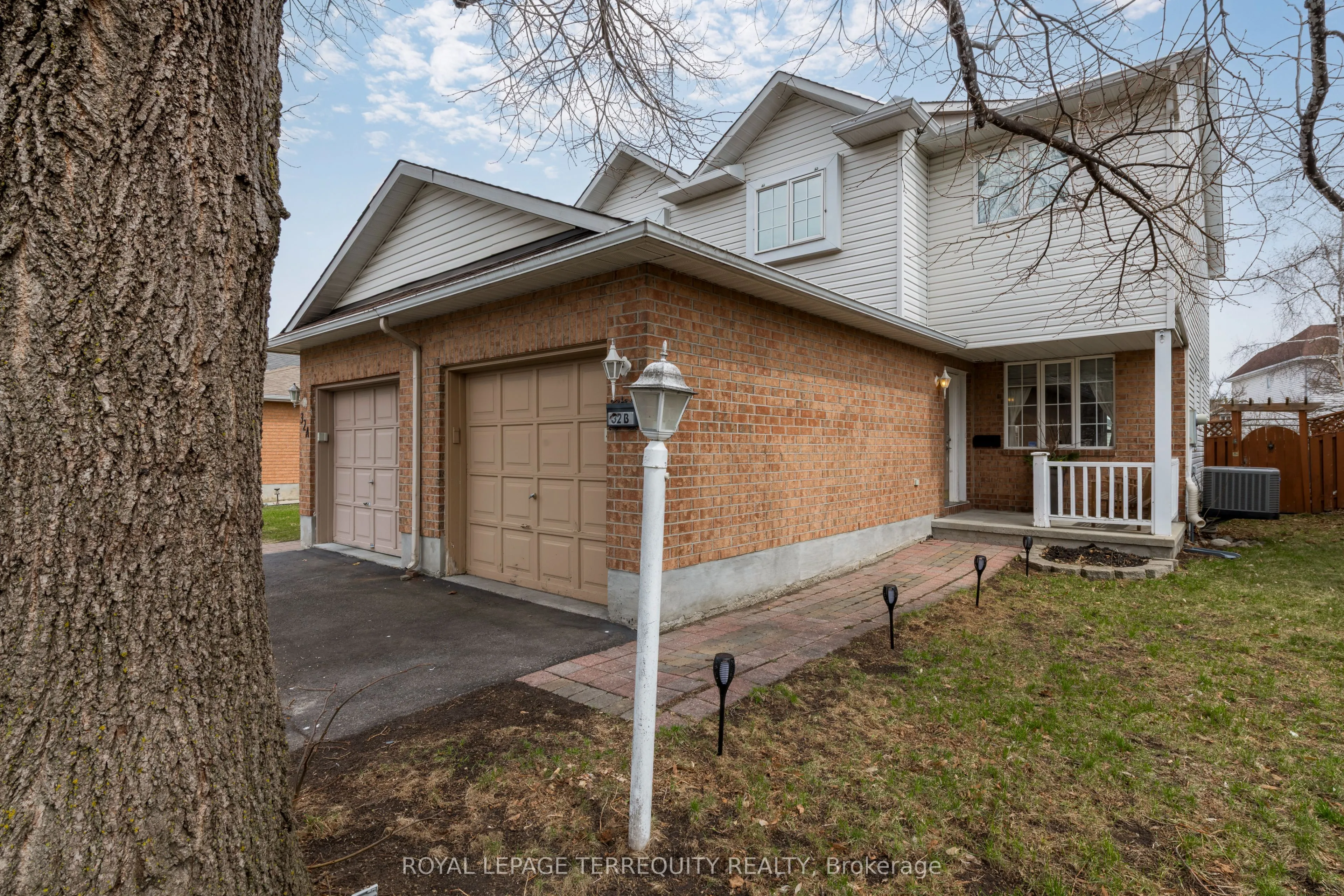 32B Woodford Way