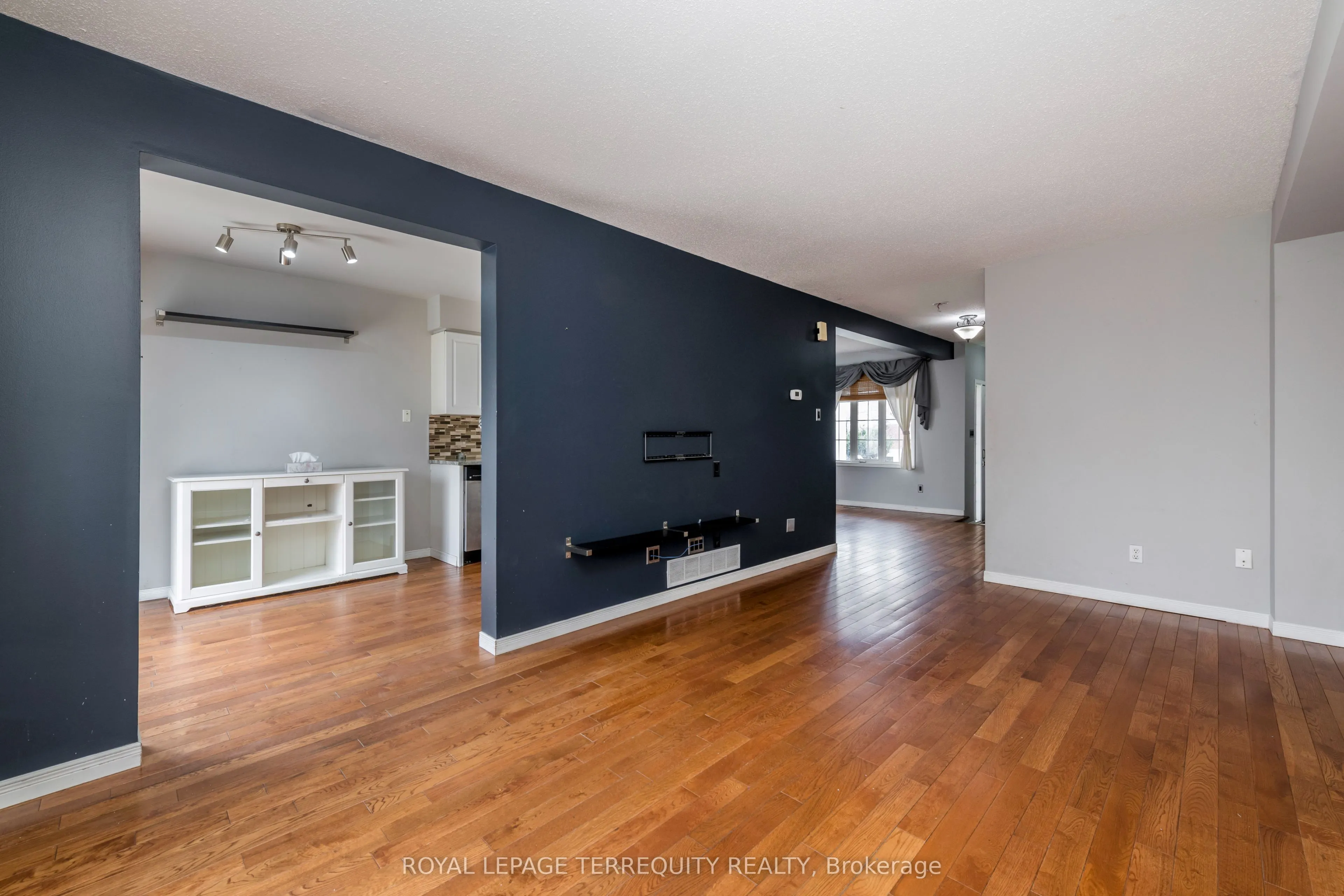 32B Woodford Way