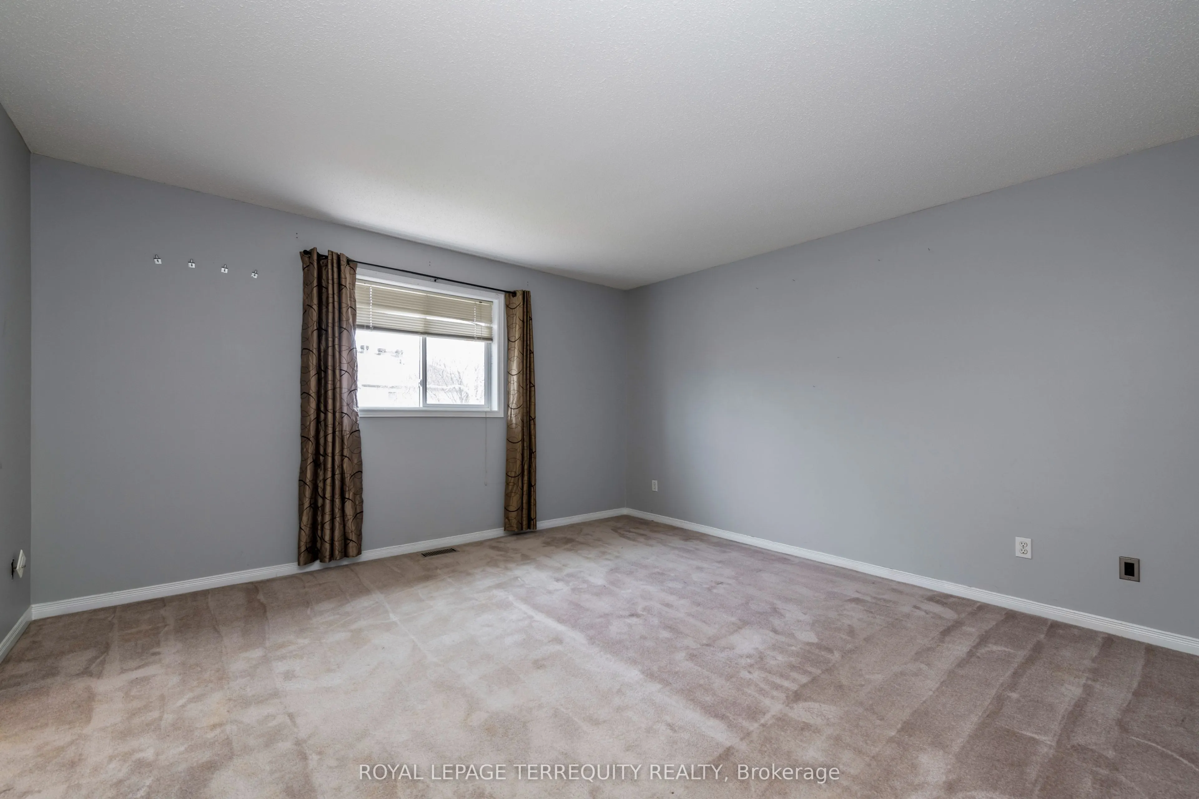 32B Woodford Way