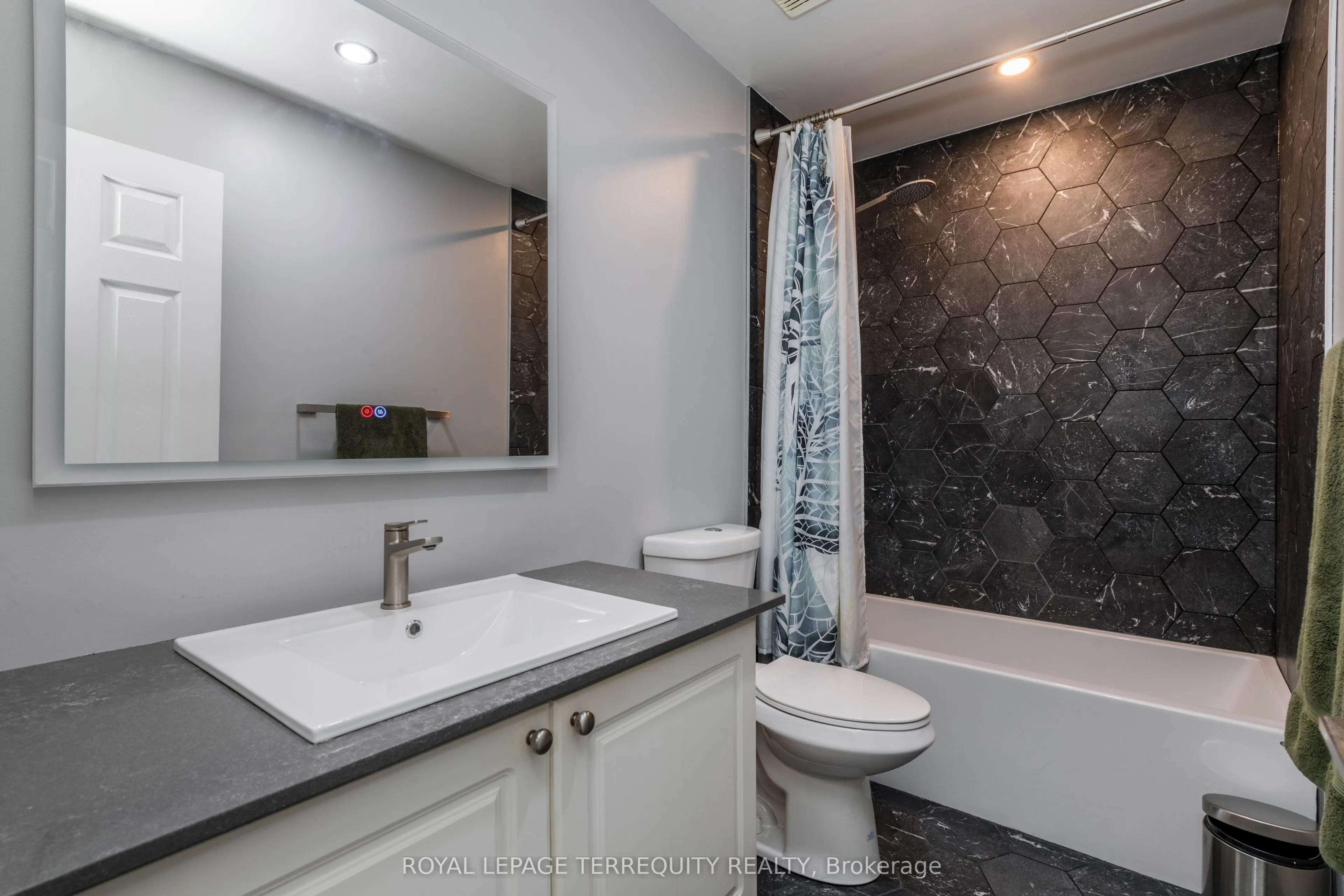 32B Woodford Way