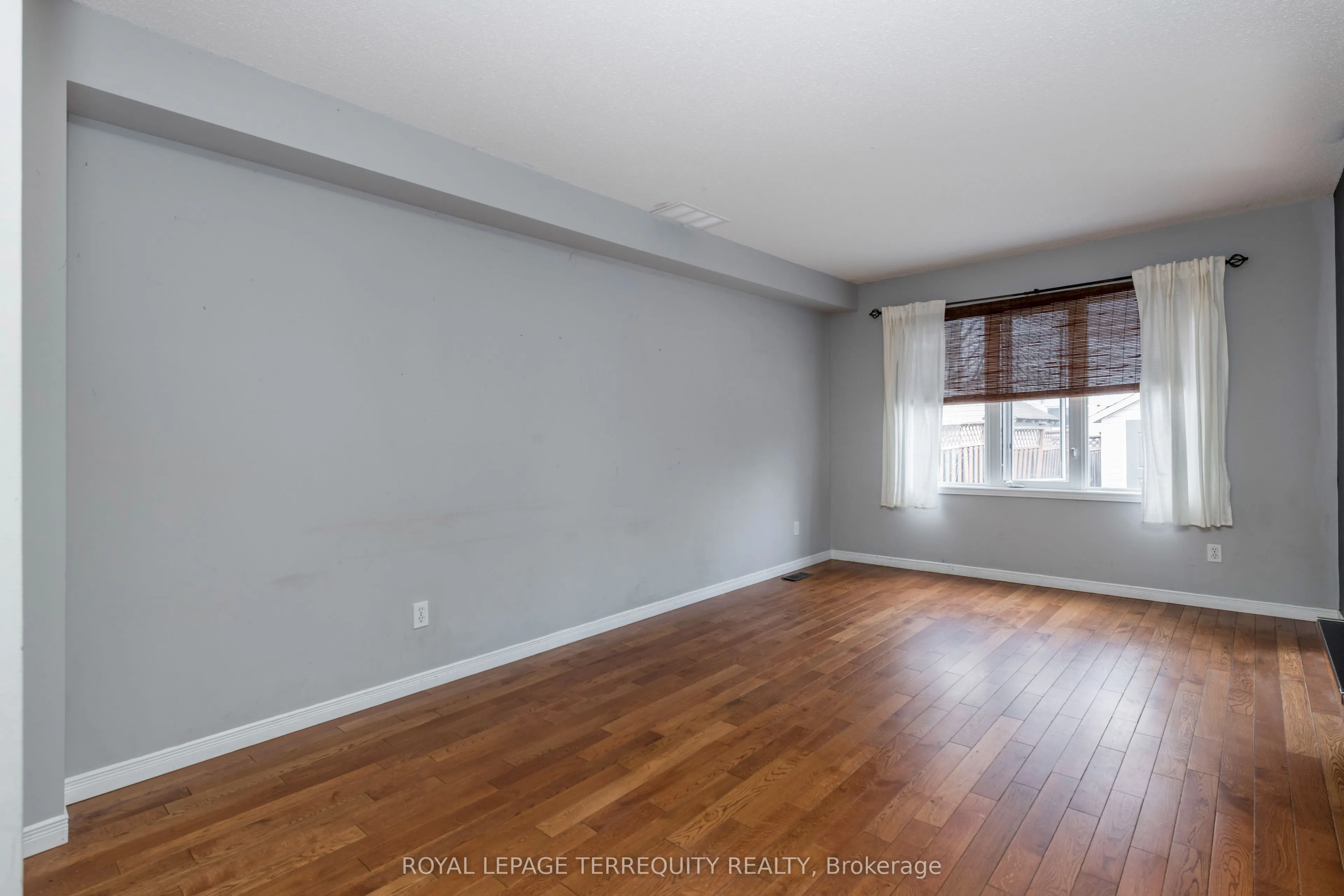 32B Woodford Way
