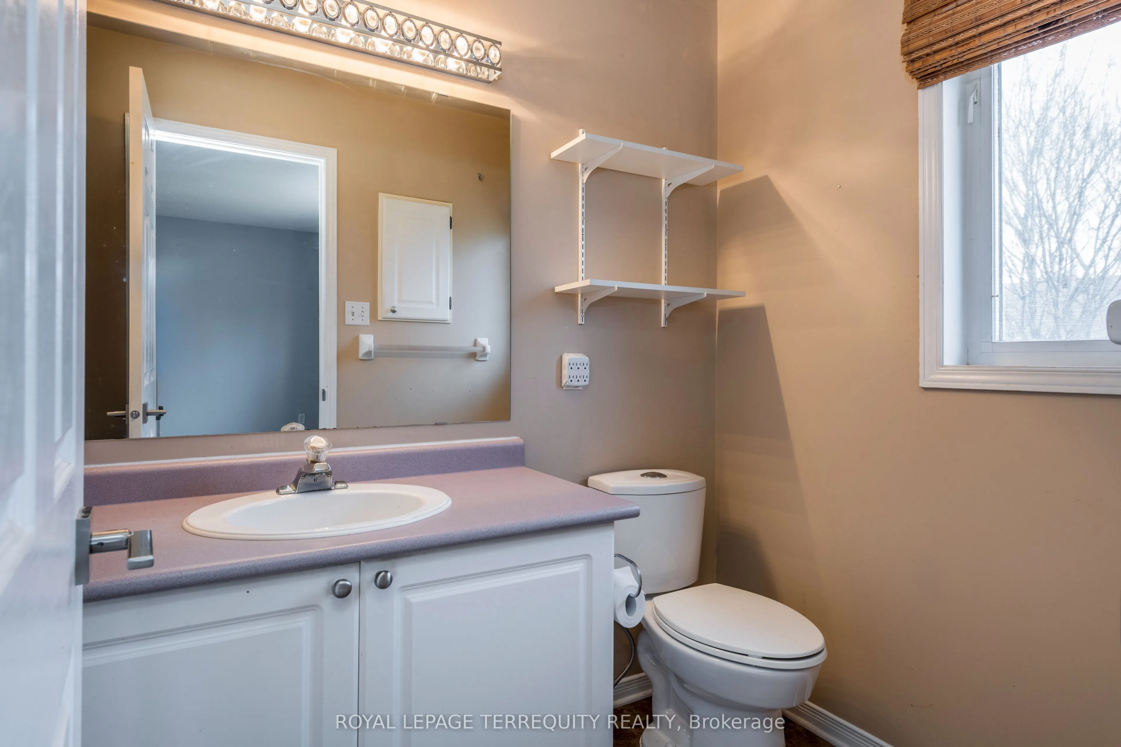 32B Woodford Way