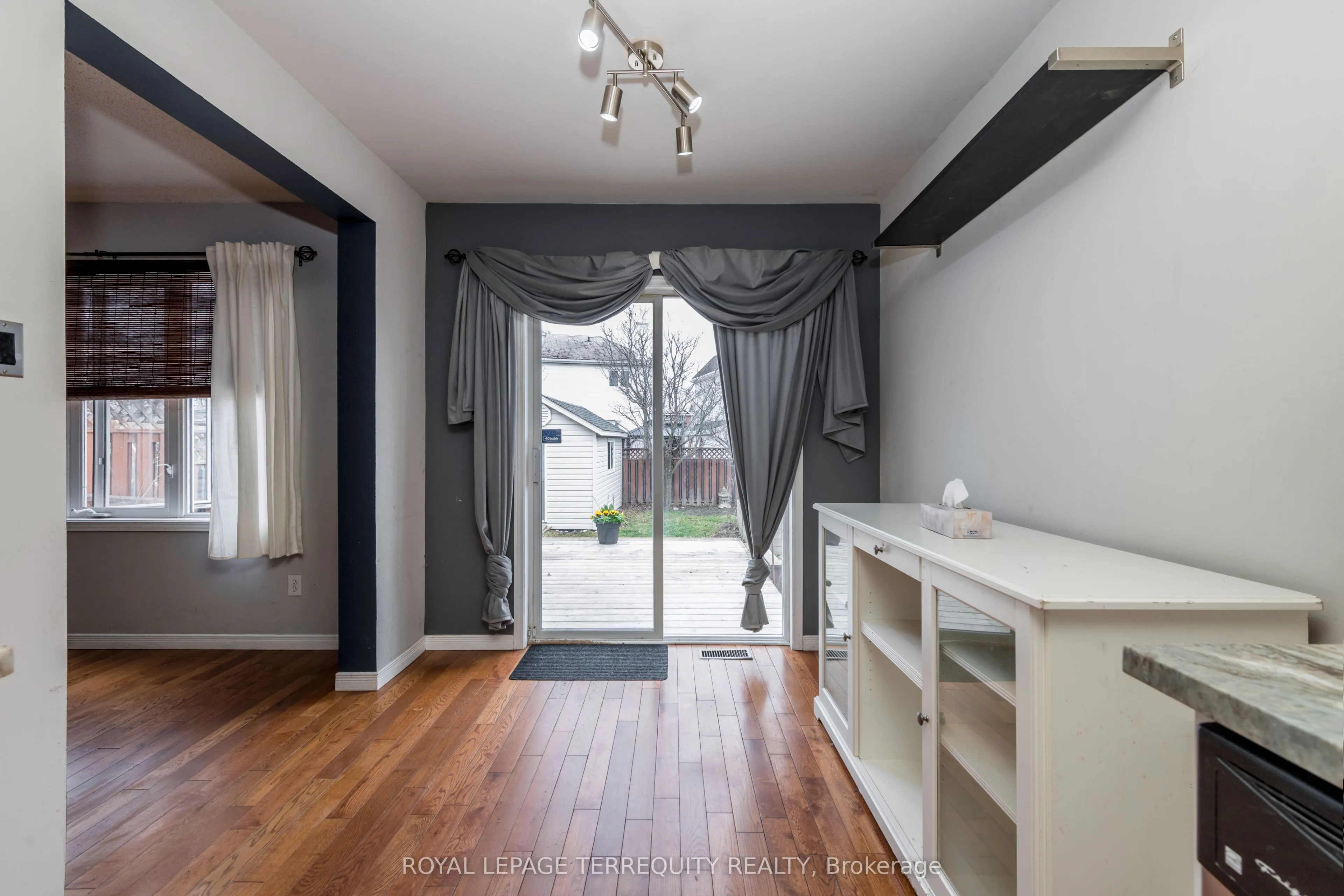 32B Woodford Way