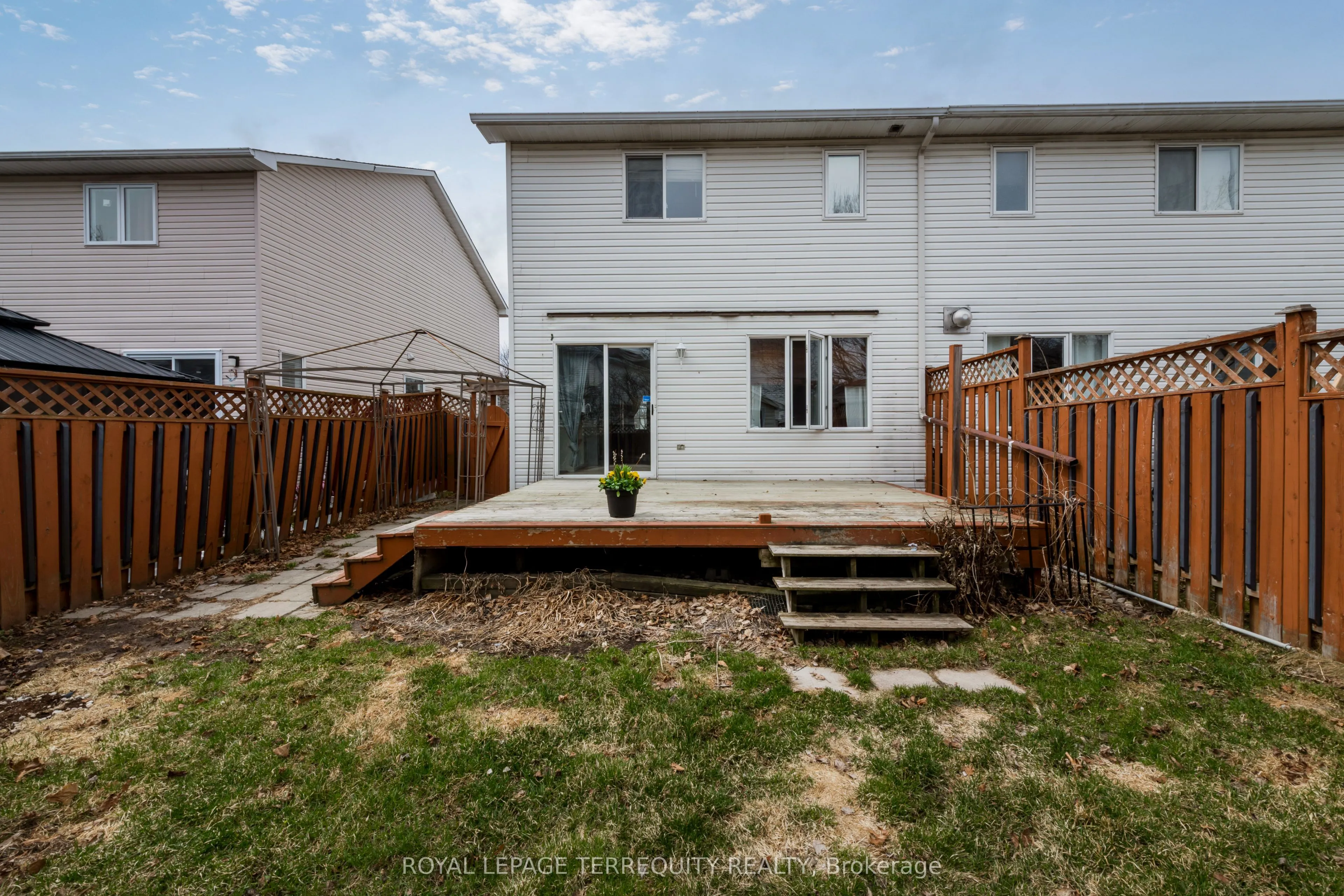 32B Woodford Way