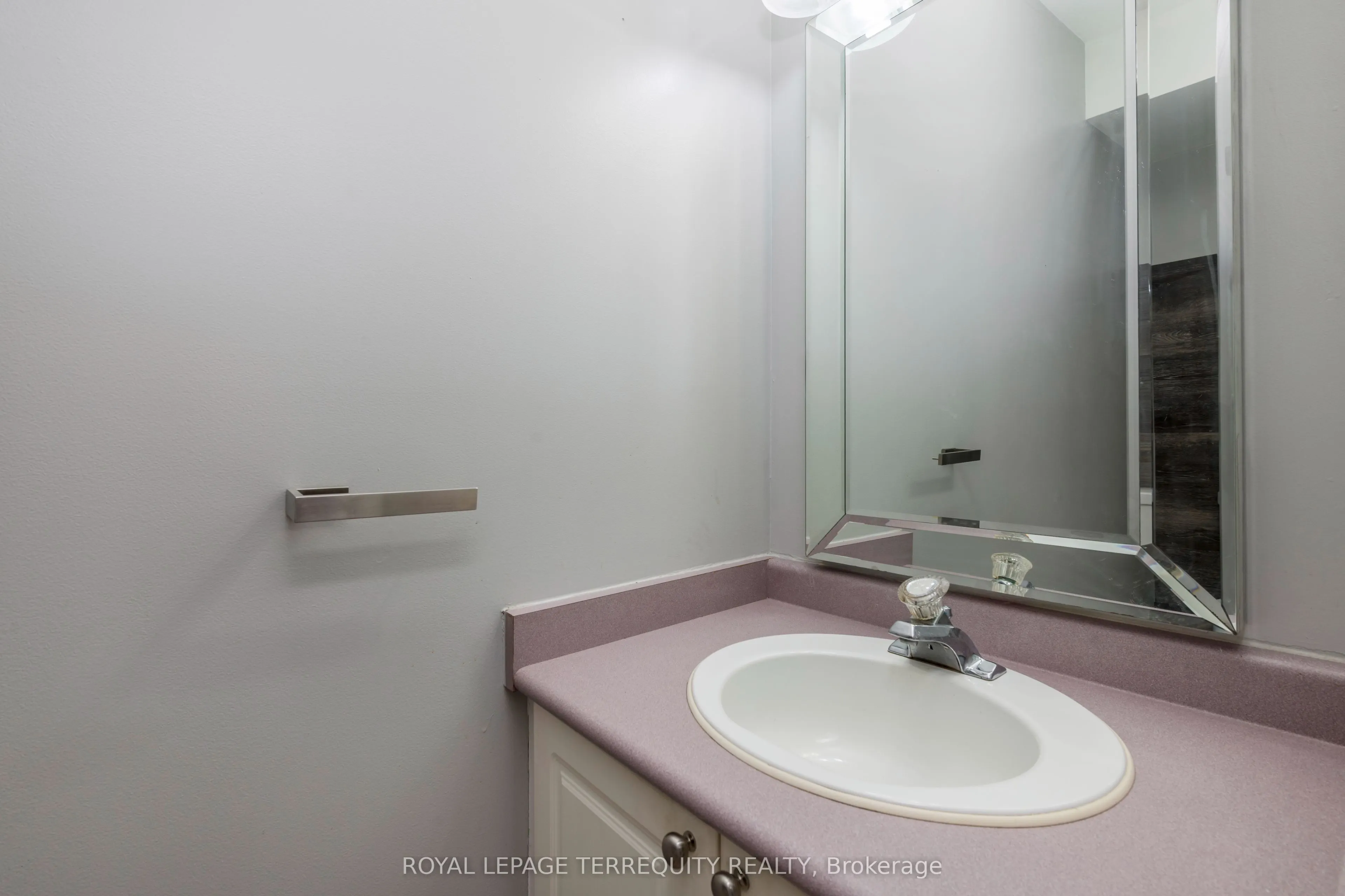 32B Woodford Way