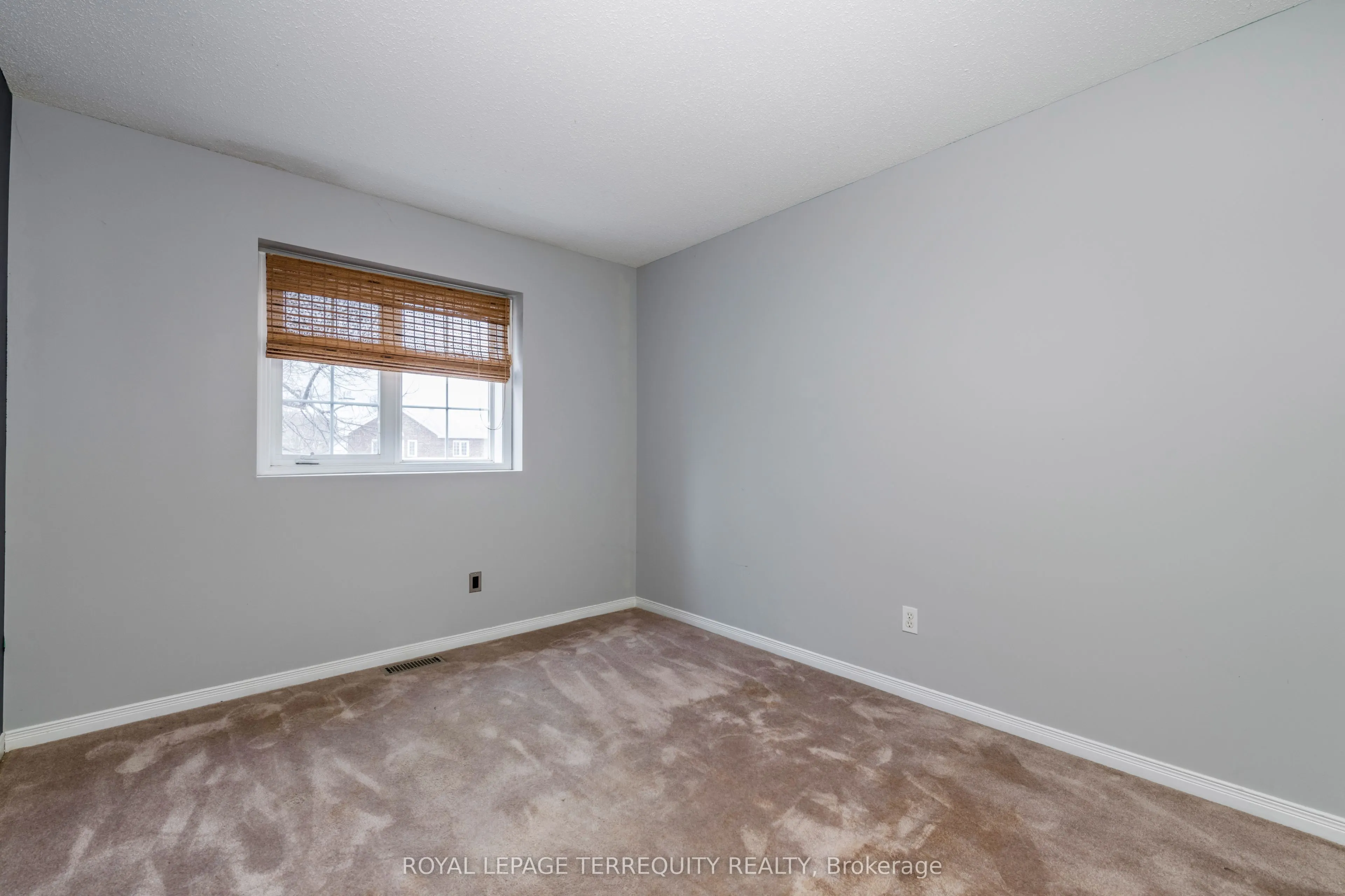 32B Woodford Way