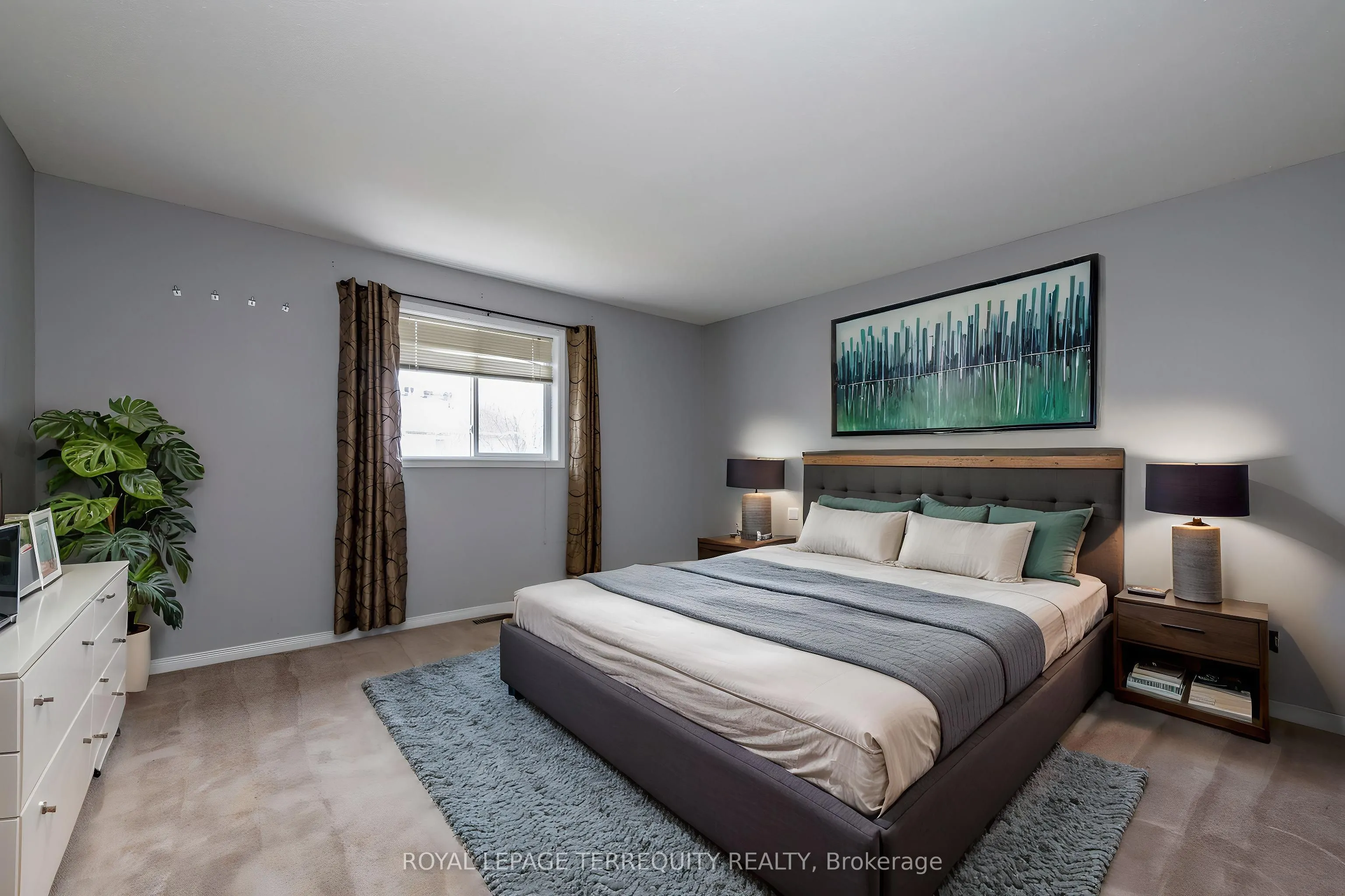 32B Woodford Way