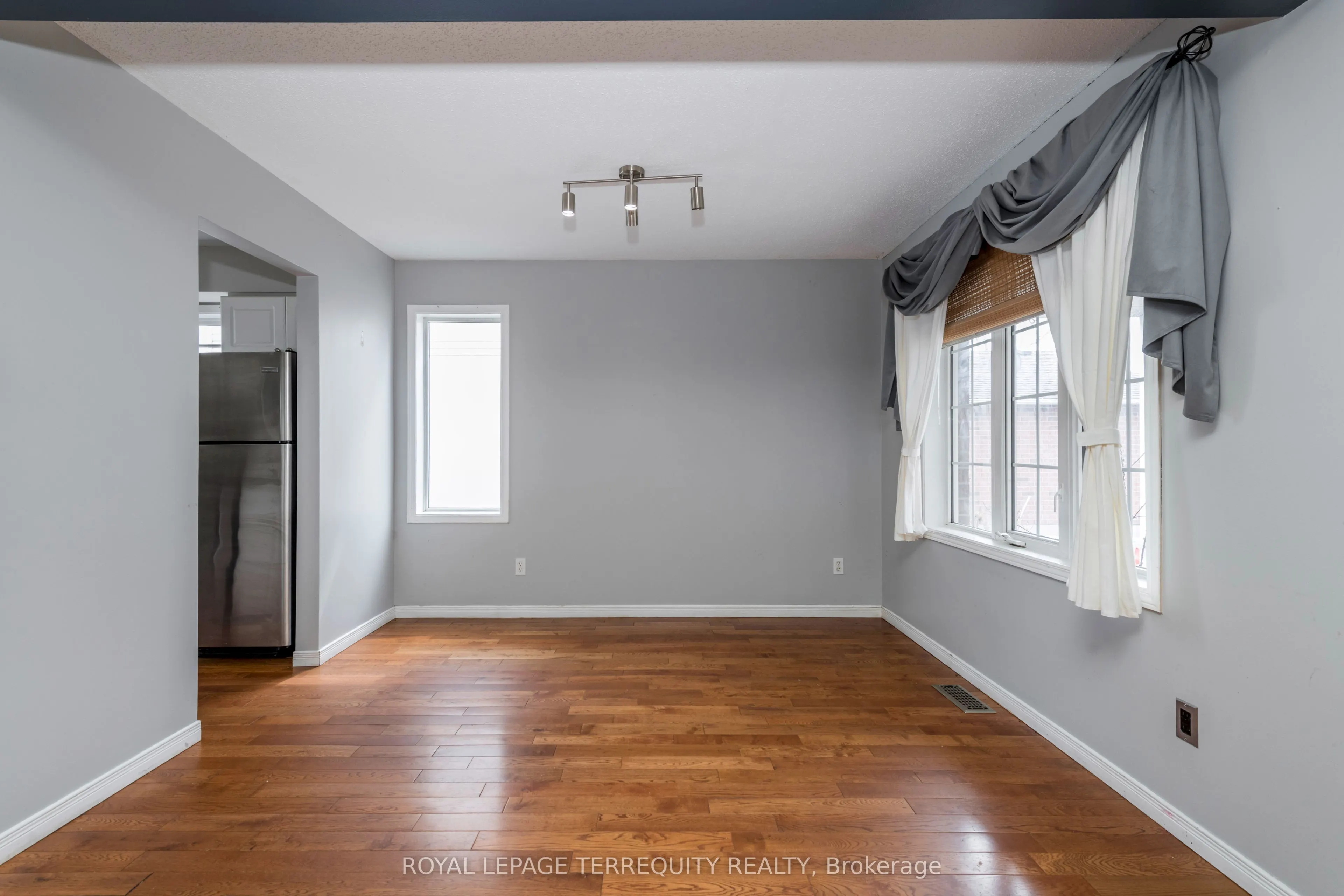 32B Woodford Way