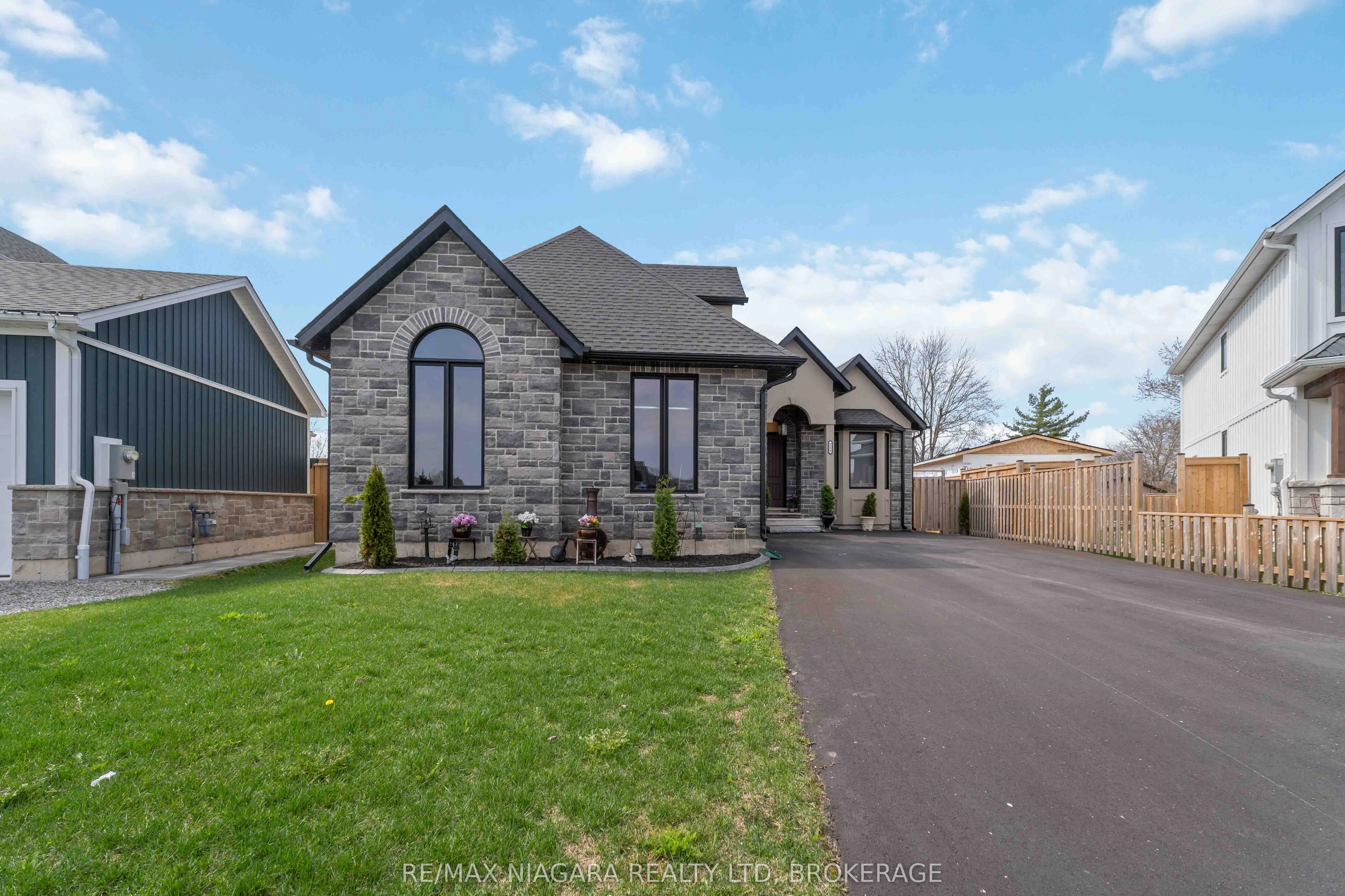 3555 CANFIELD Crescent