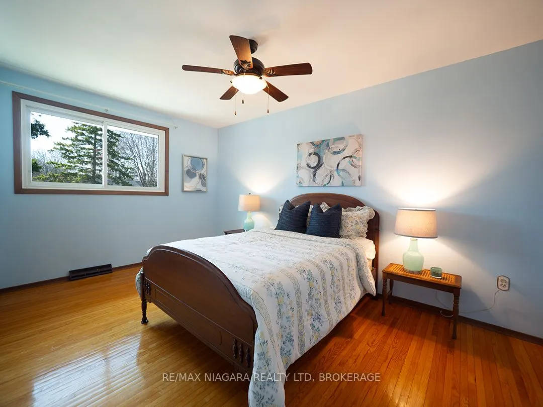 31 Oakridge Crescent