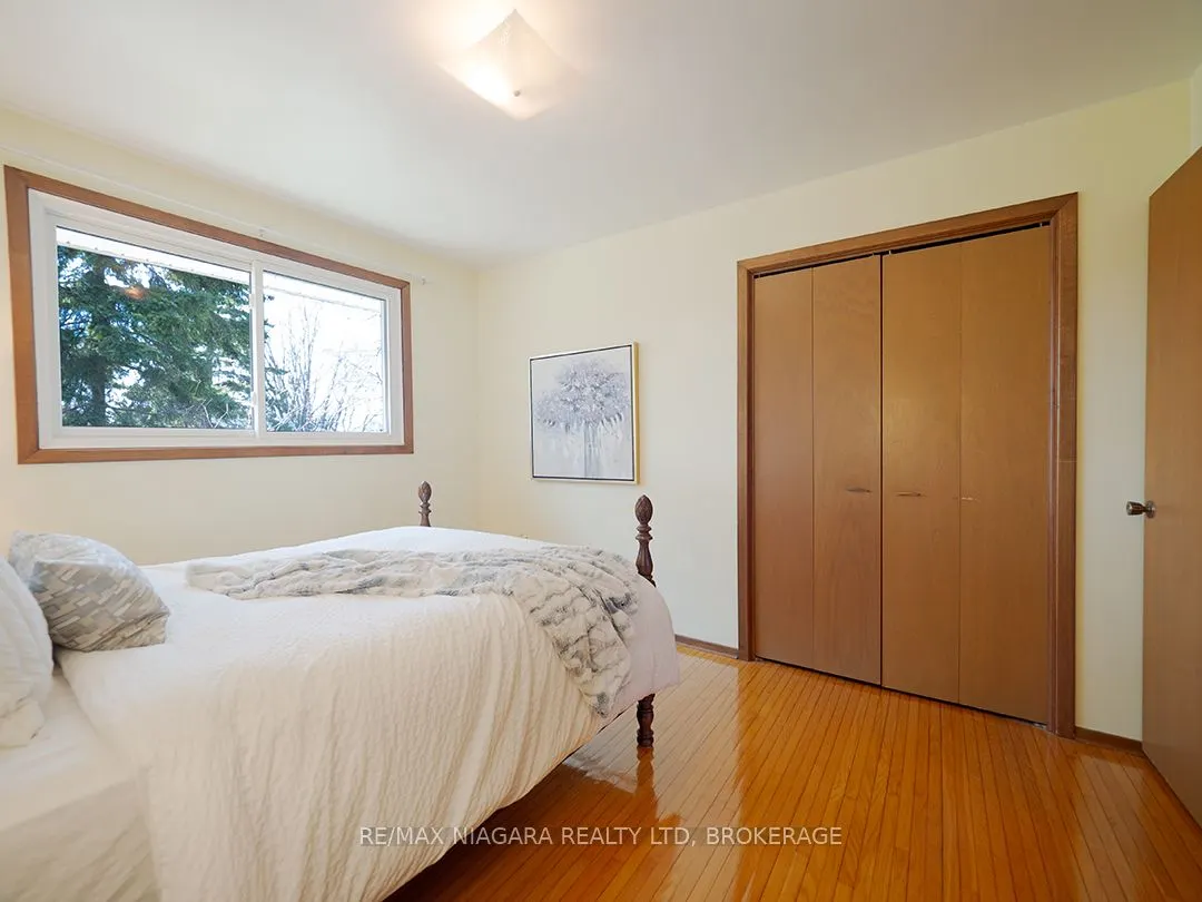 31 Oakridge Crescent