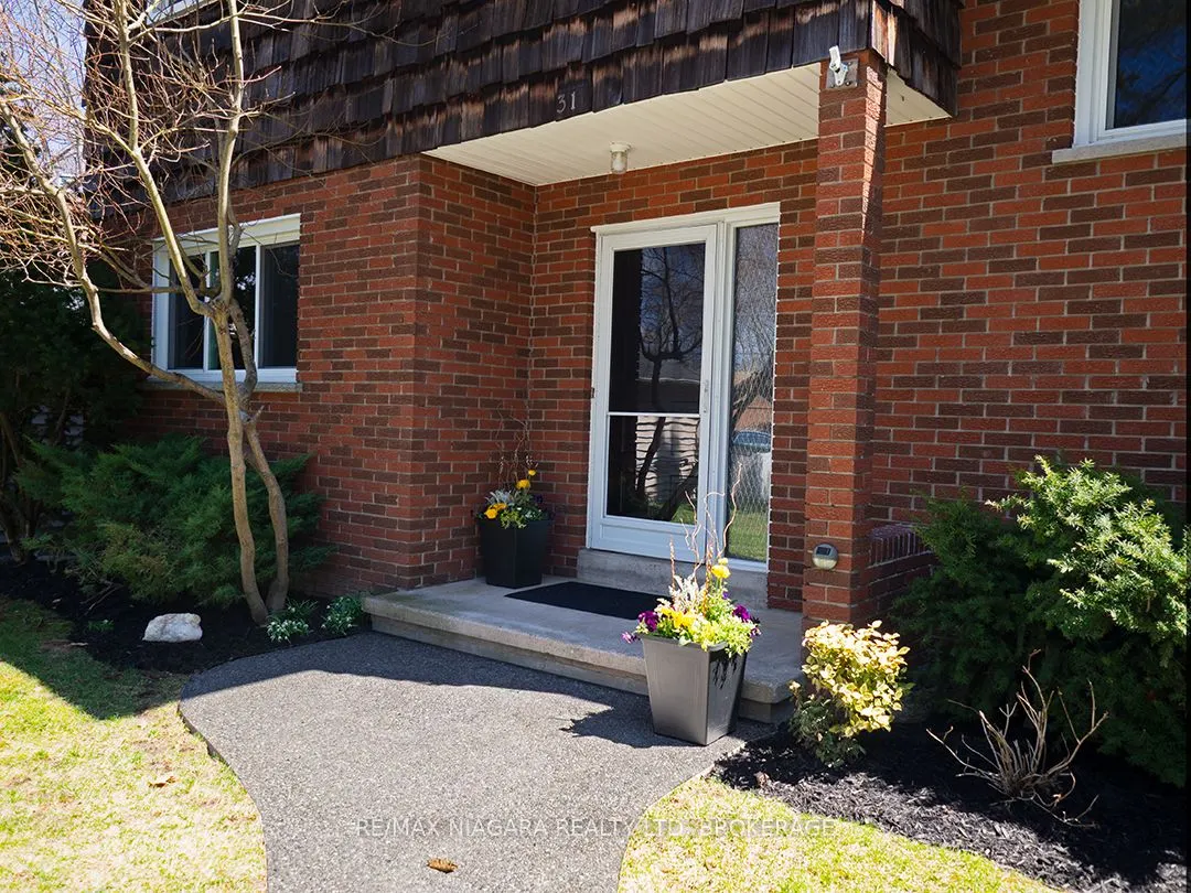 31 Oakridge Crescent