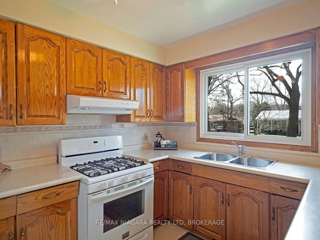 31 Oakridge Crescent