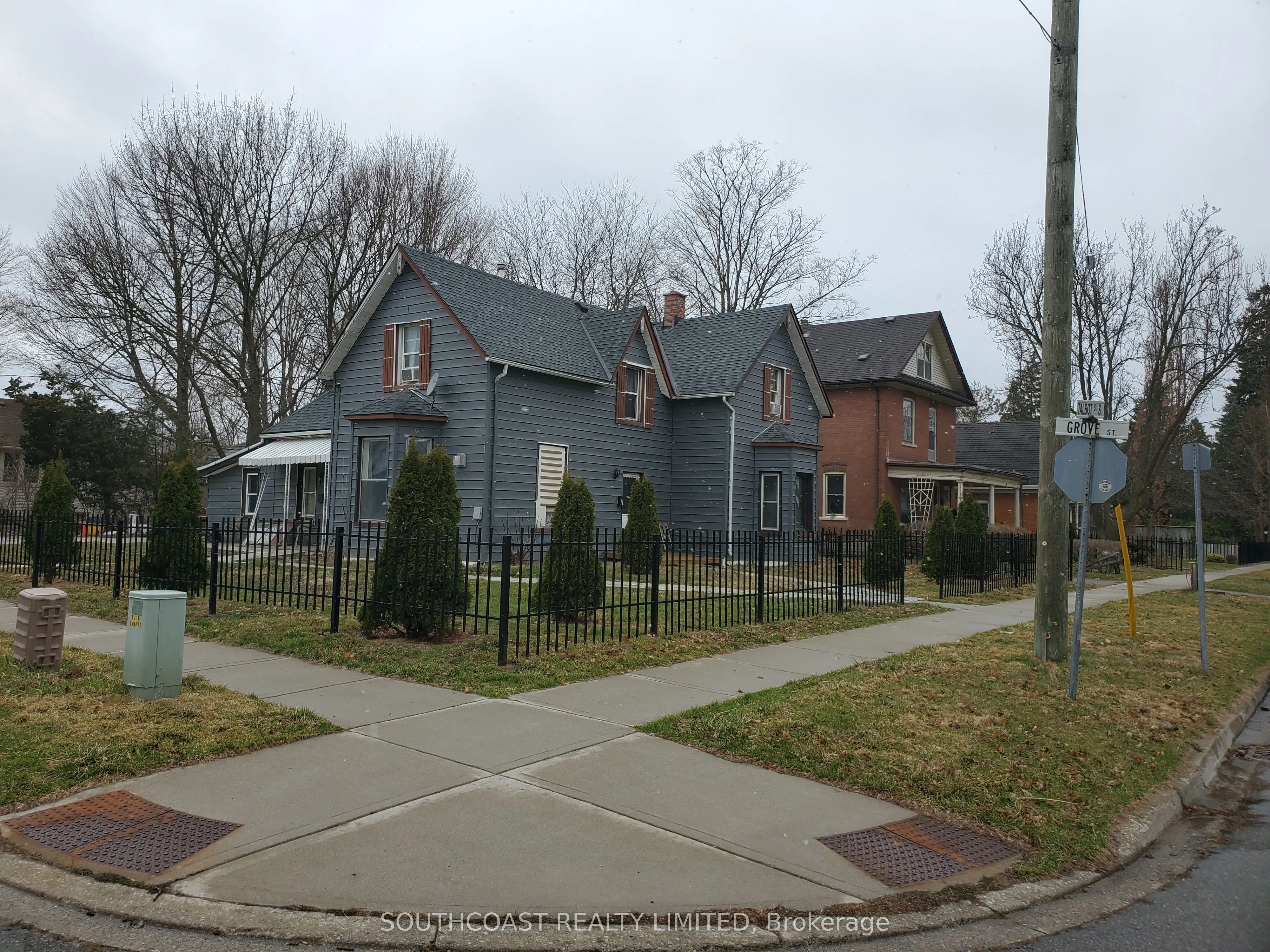 218 Talbot Street S