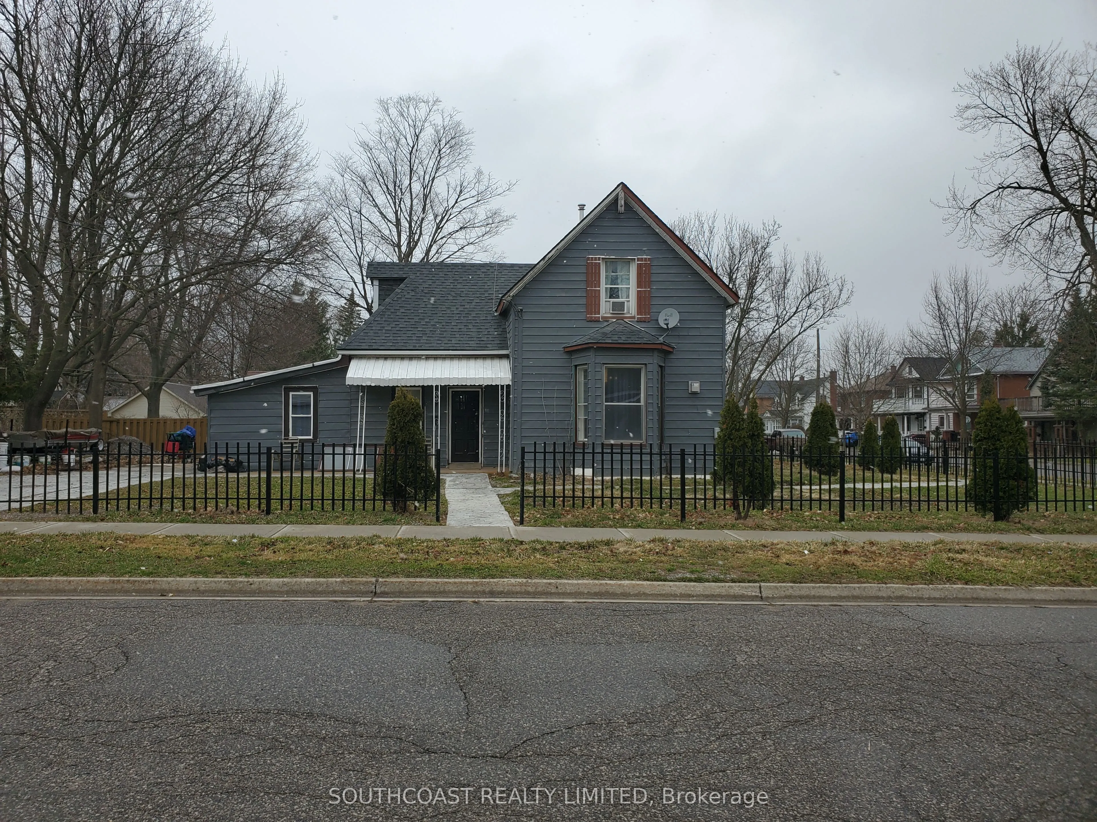 218 Talbot Street S