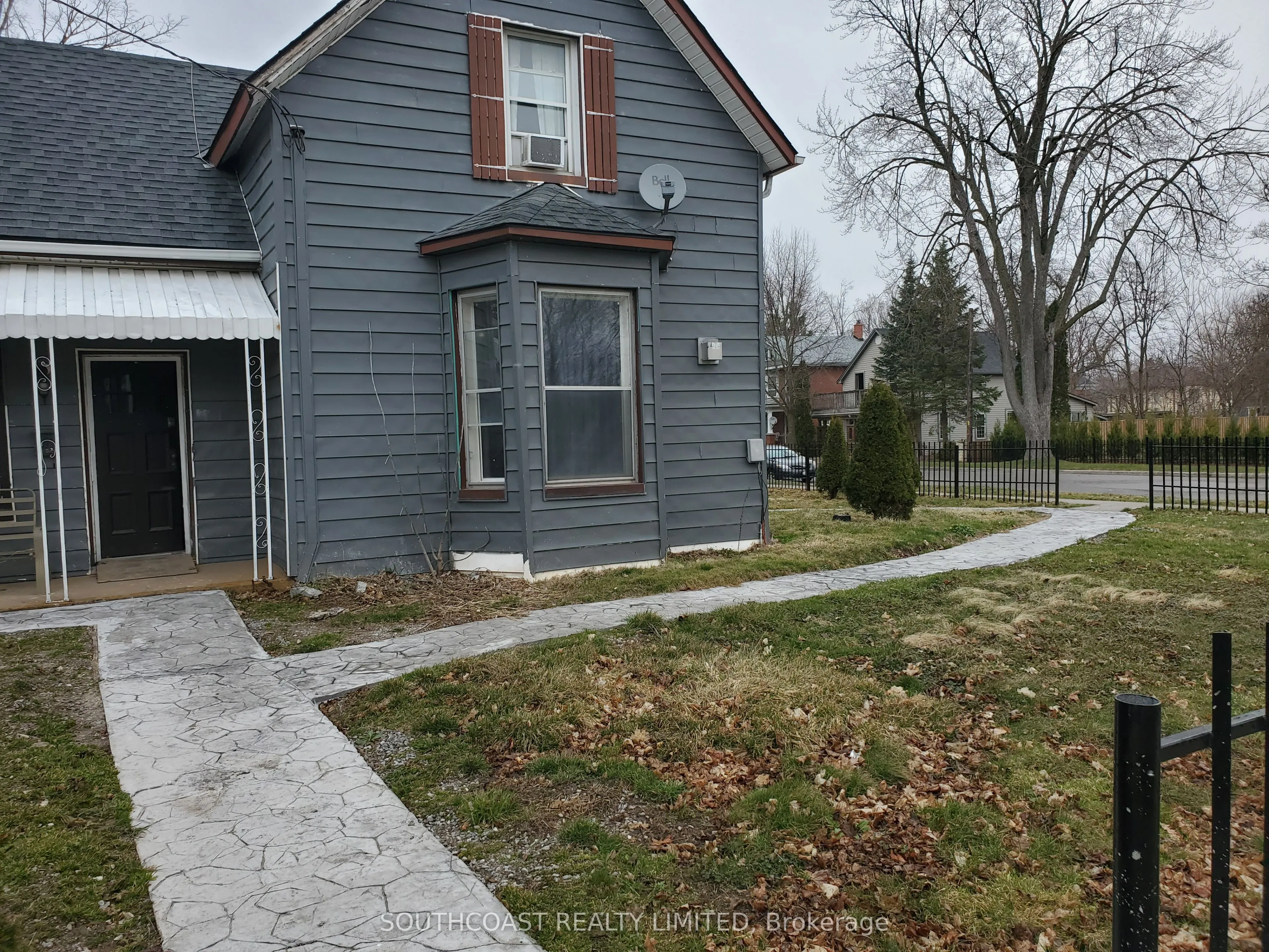 218 Talbot Street S