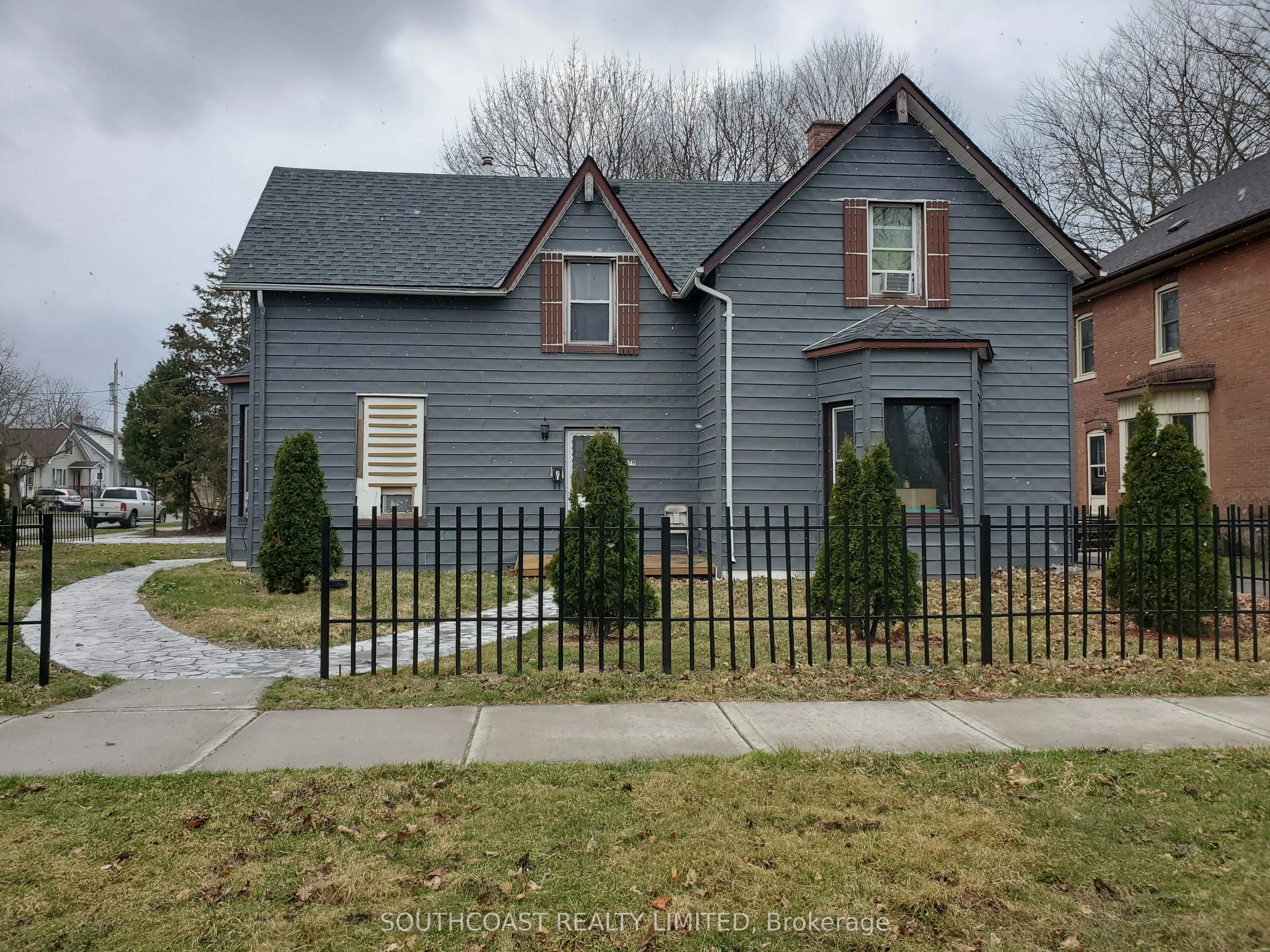 218 Talbot Street S