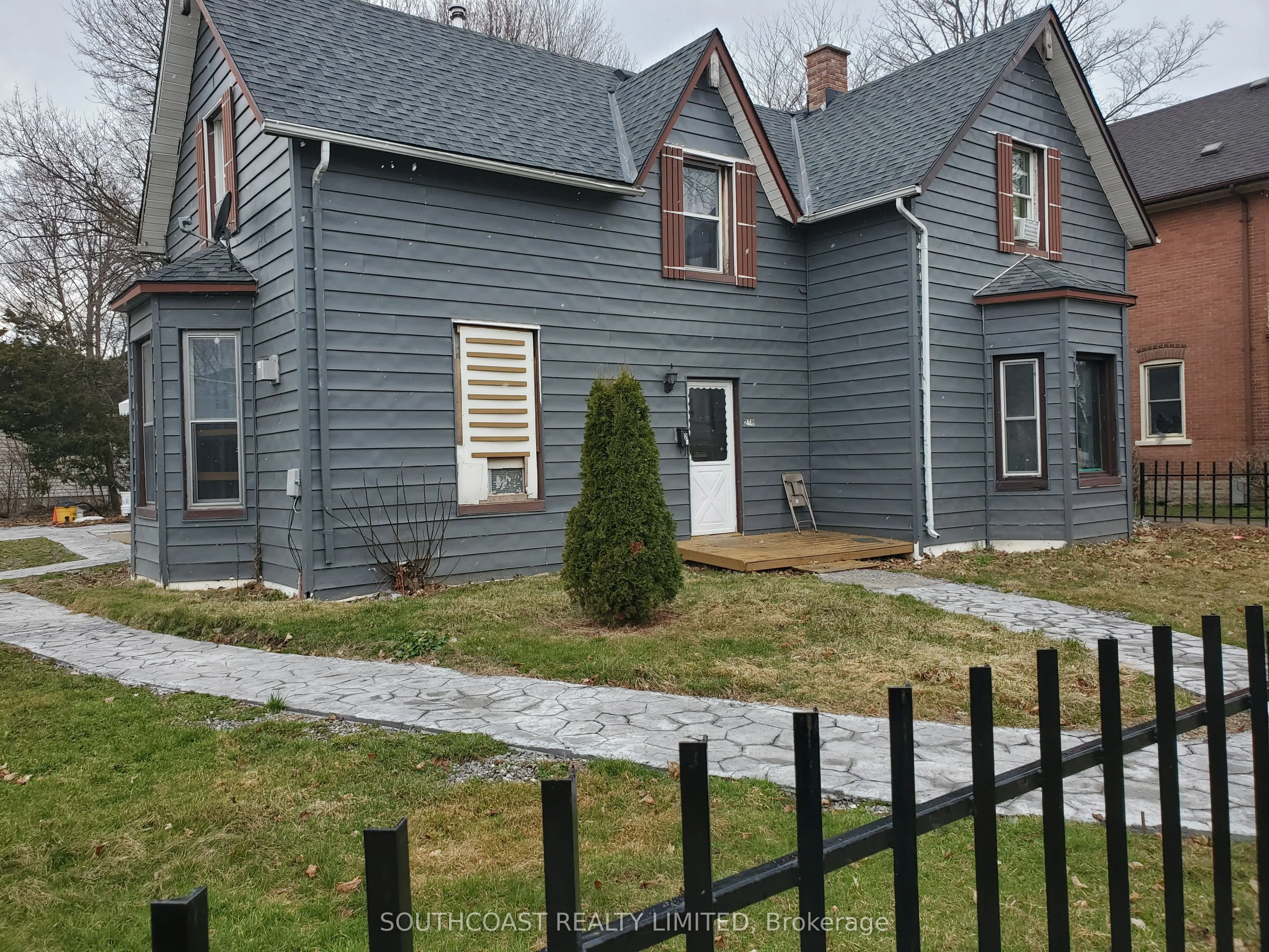 218 Talbot Street S