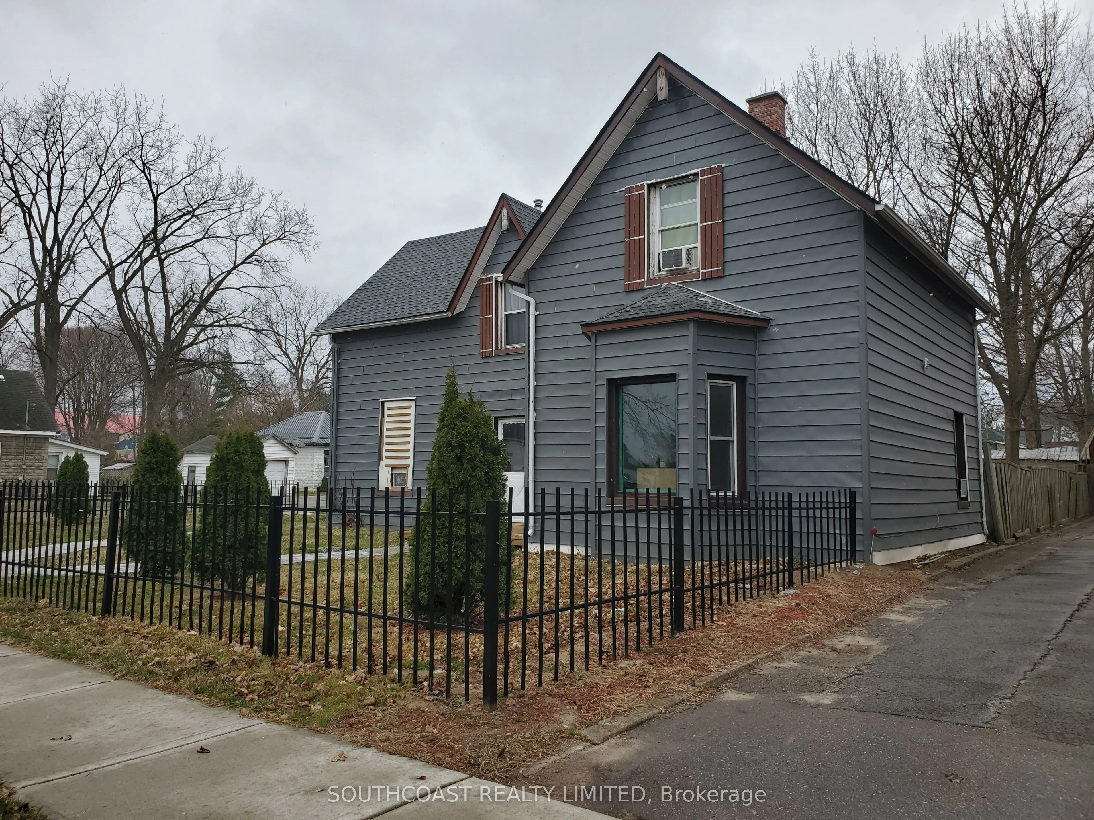 218 Talbot Street S