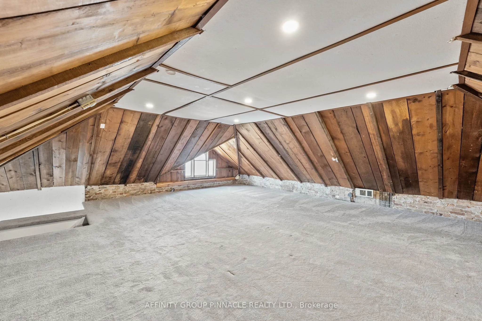 255 Kent Street W