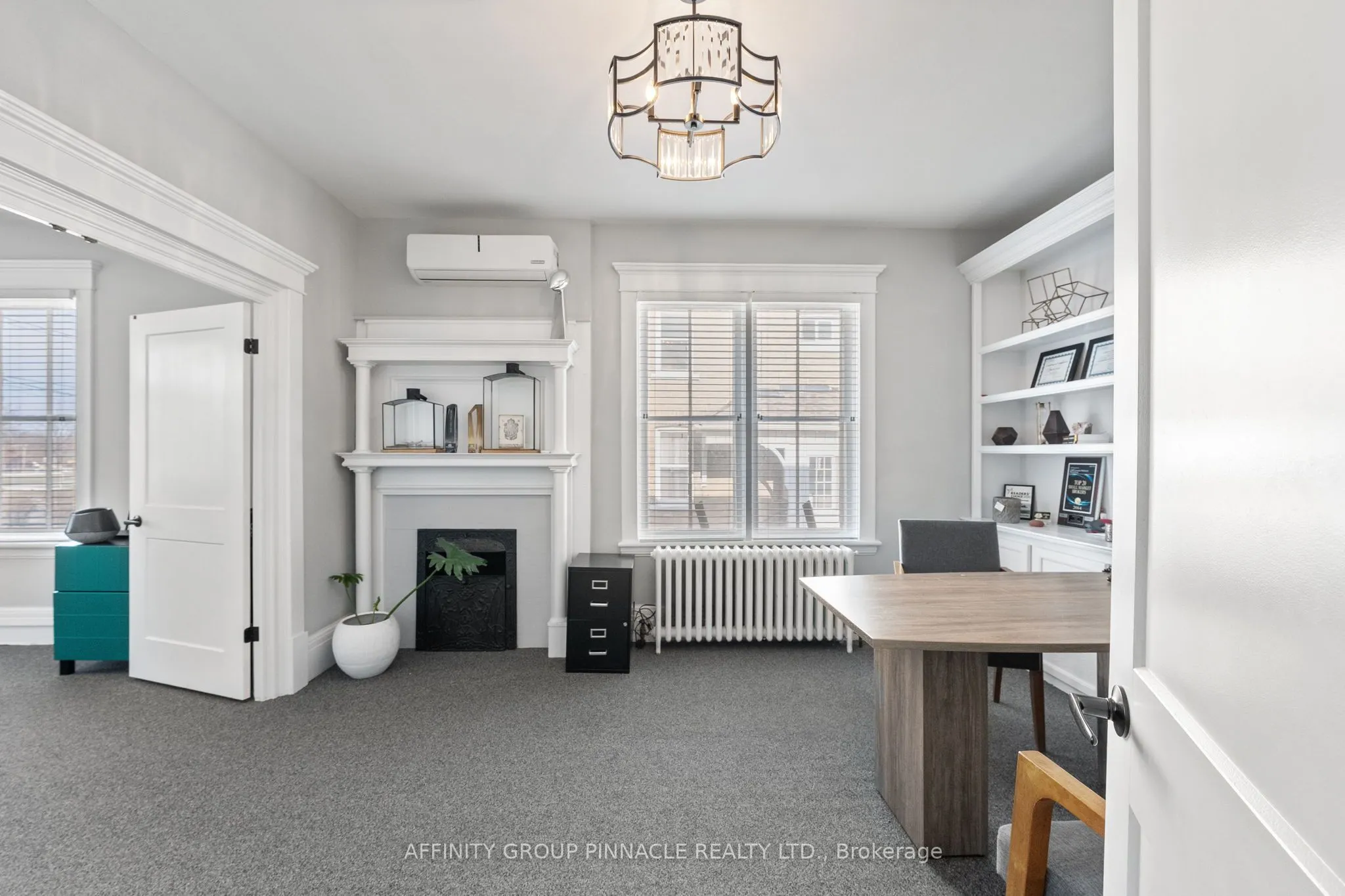 255 Kent Street W