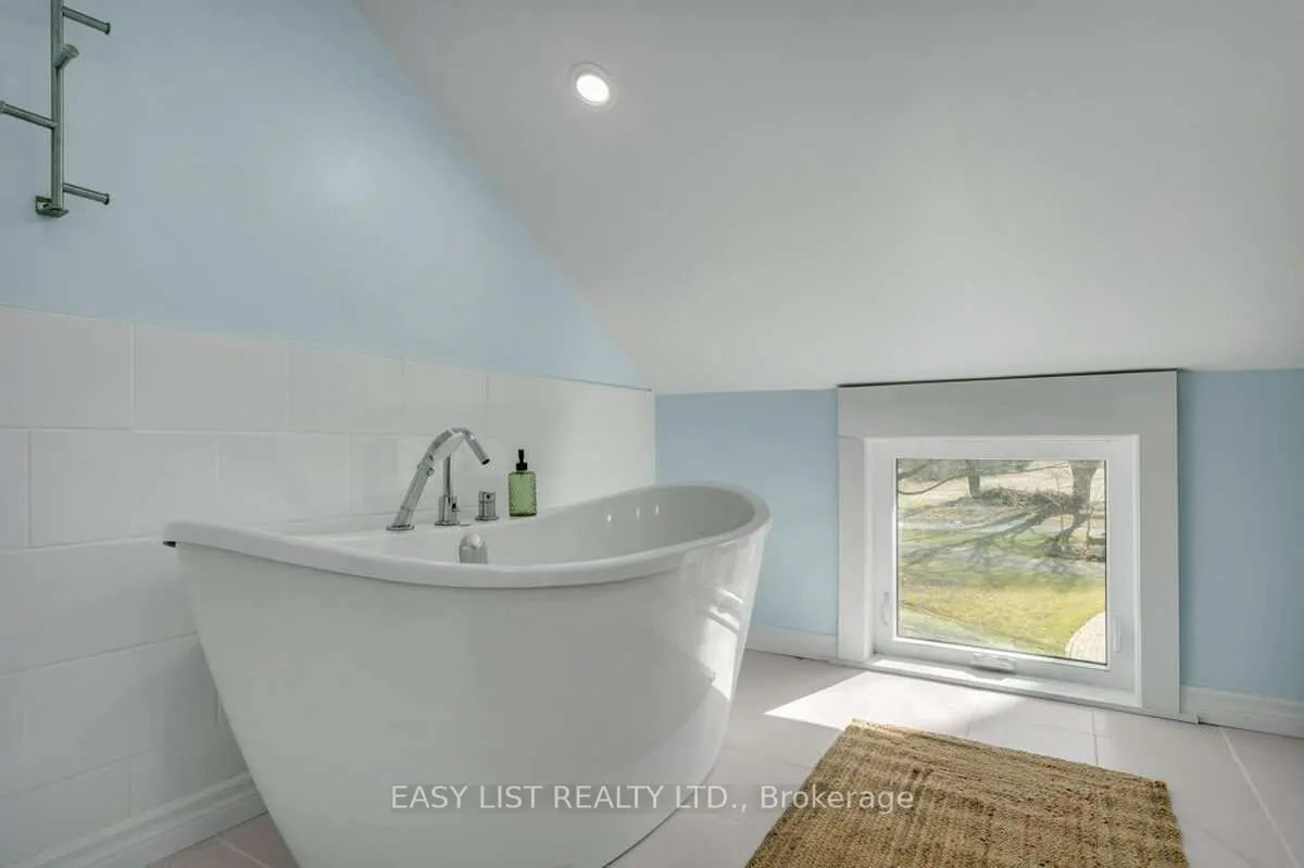 9589 Loyalist Parkway