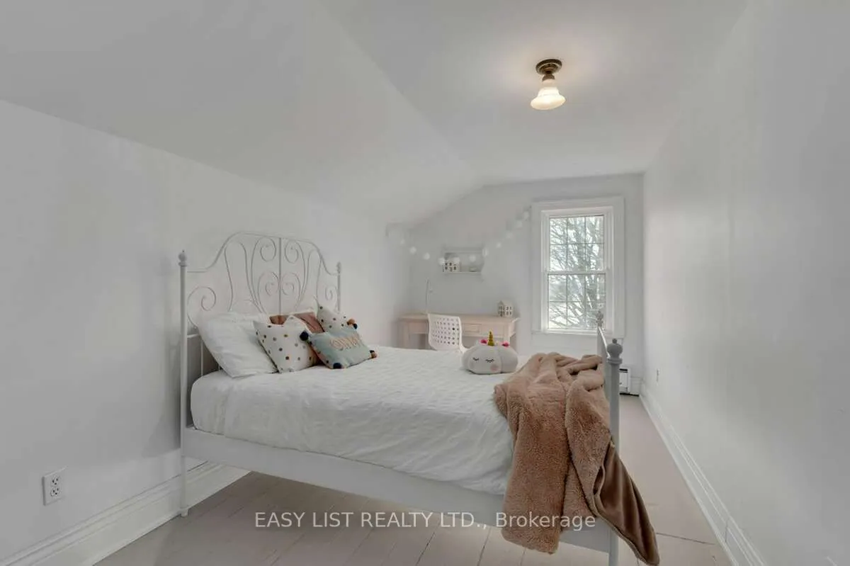 9589 Loyalist Parkway
