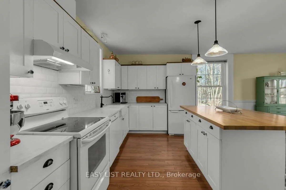9589 Loyalist Parkway