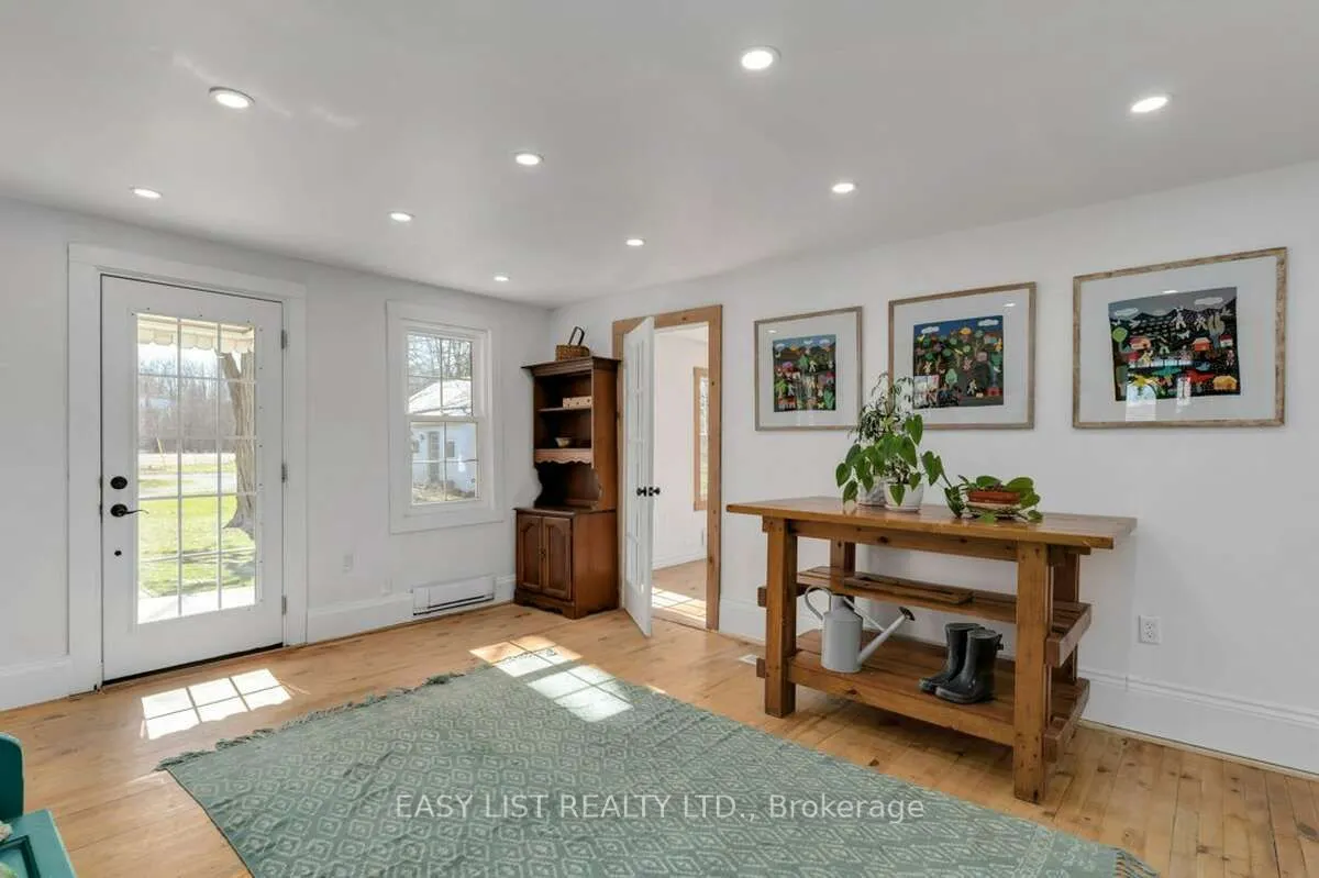 9589 Loyalist Parkway