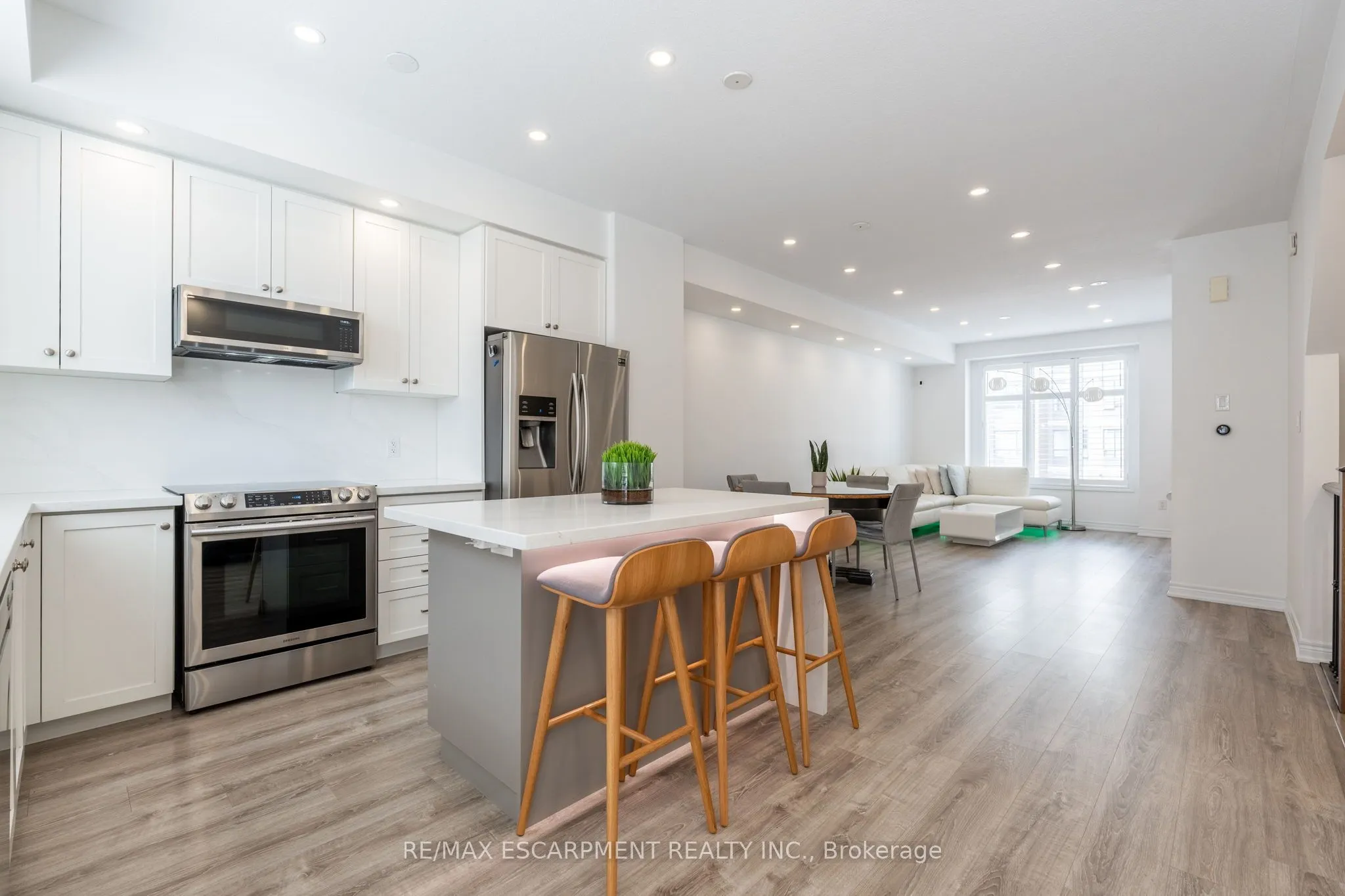 16 Place Polonaise Drive