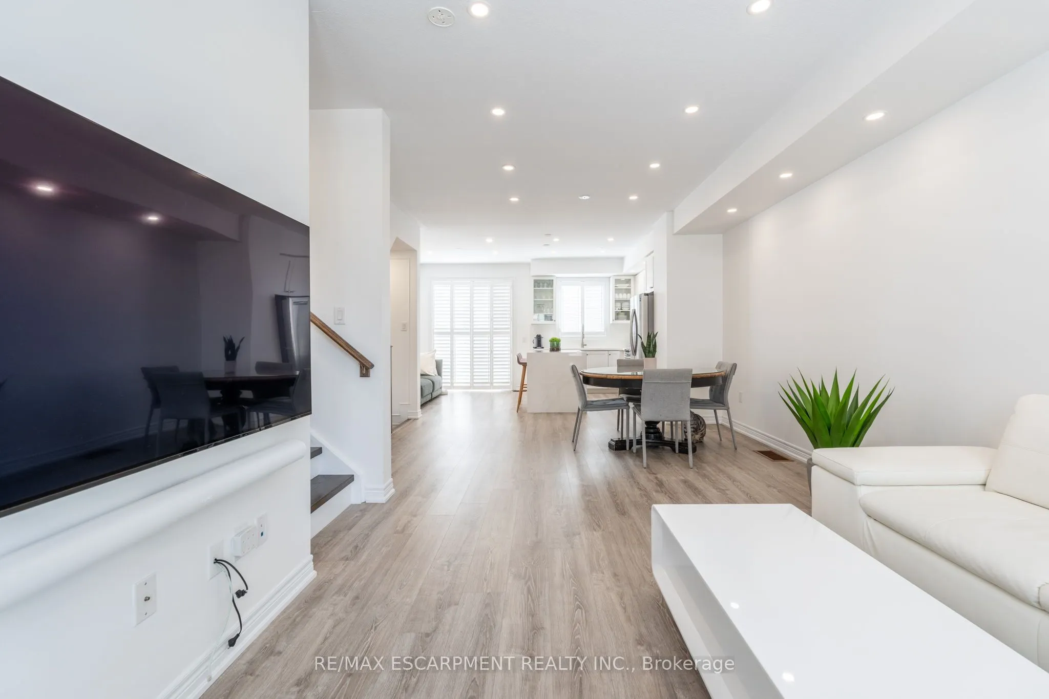 16 Place Polonaise Drive