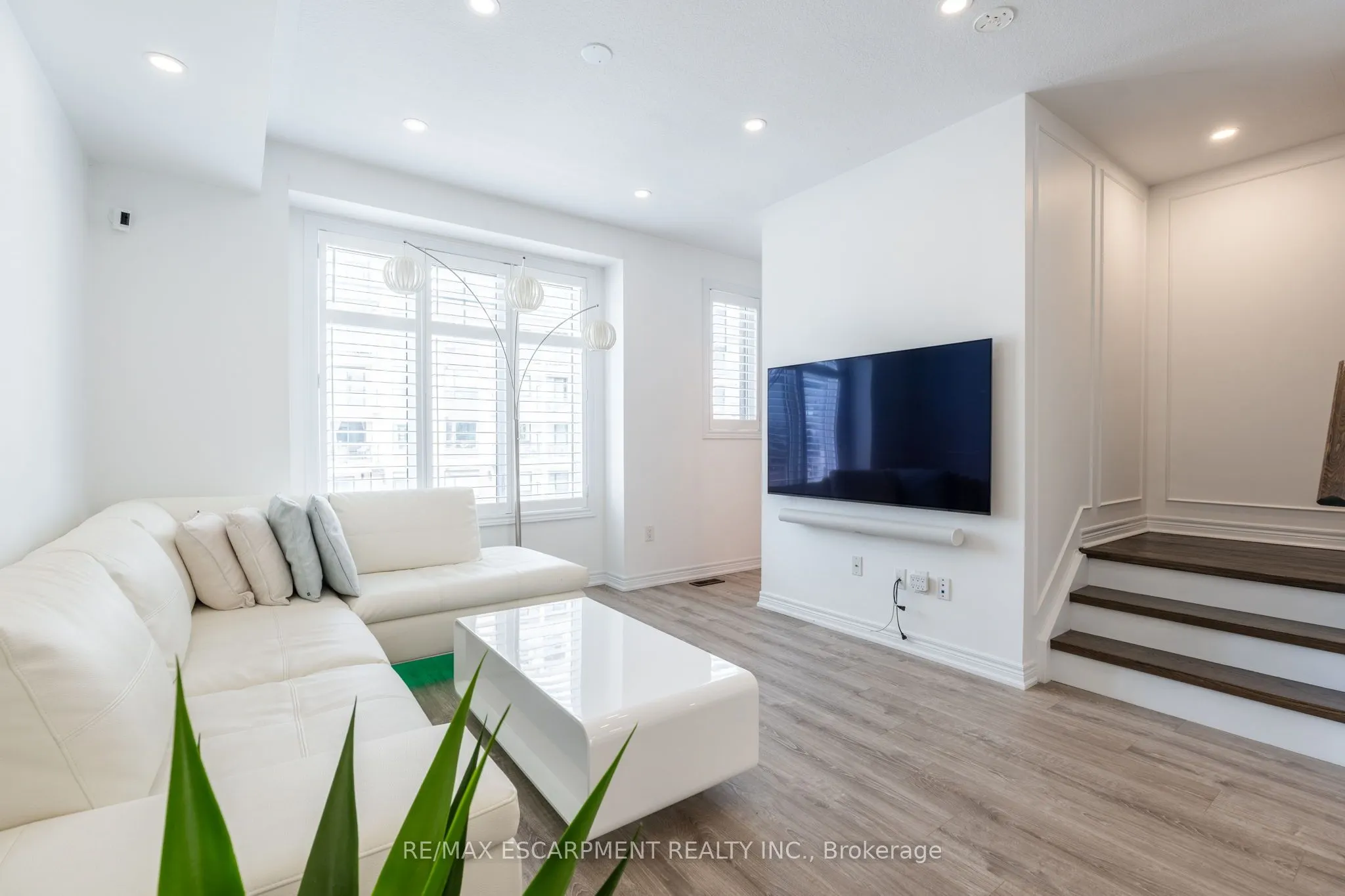 16 Place Polonaise Drive