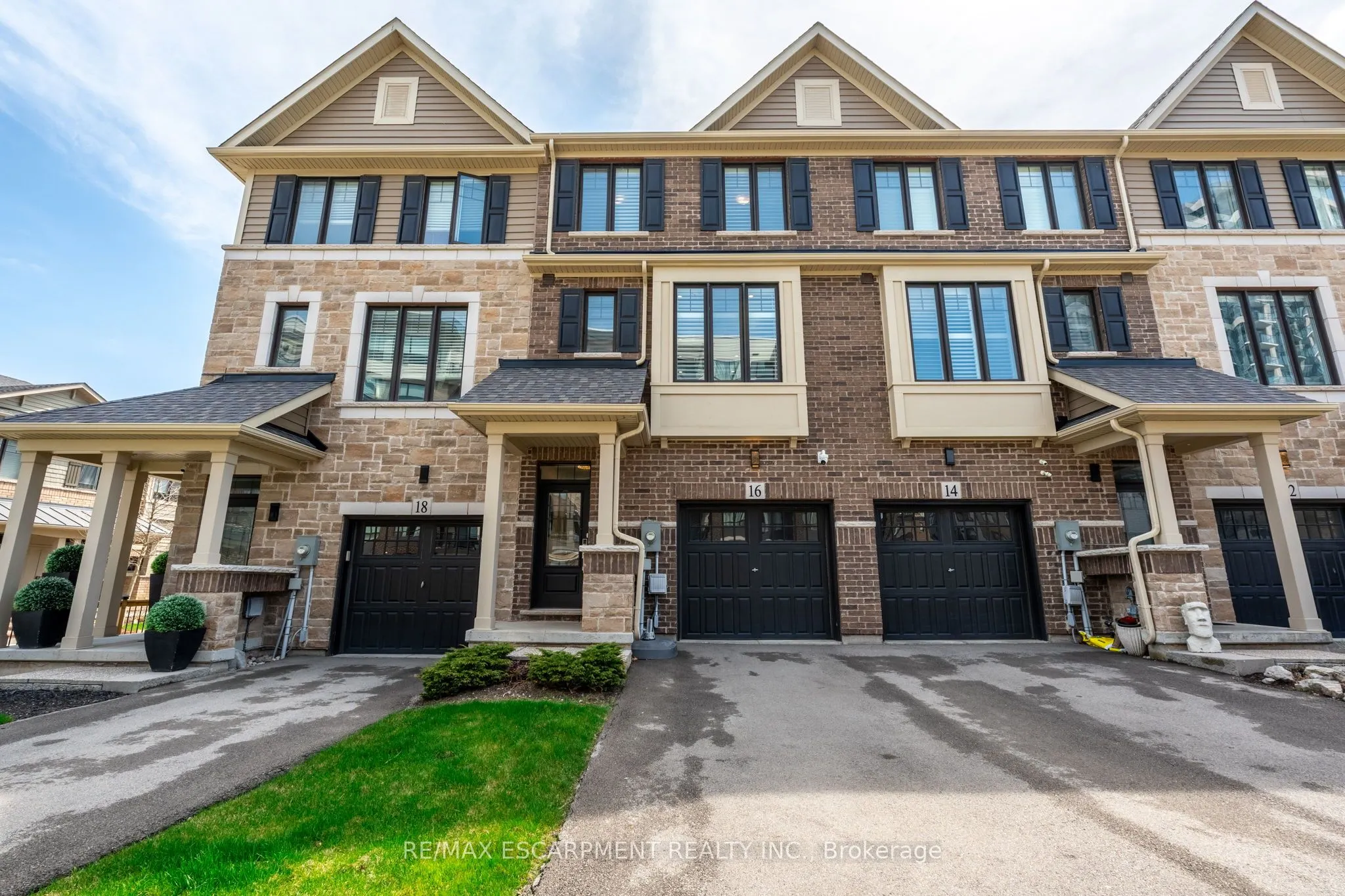 16 Place Polonaise Drive
