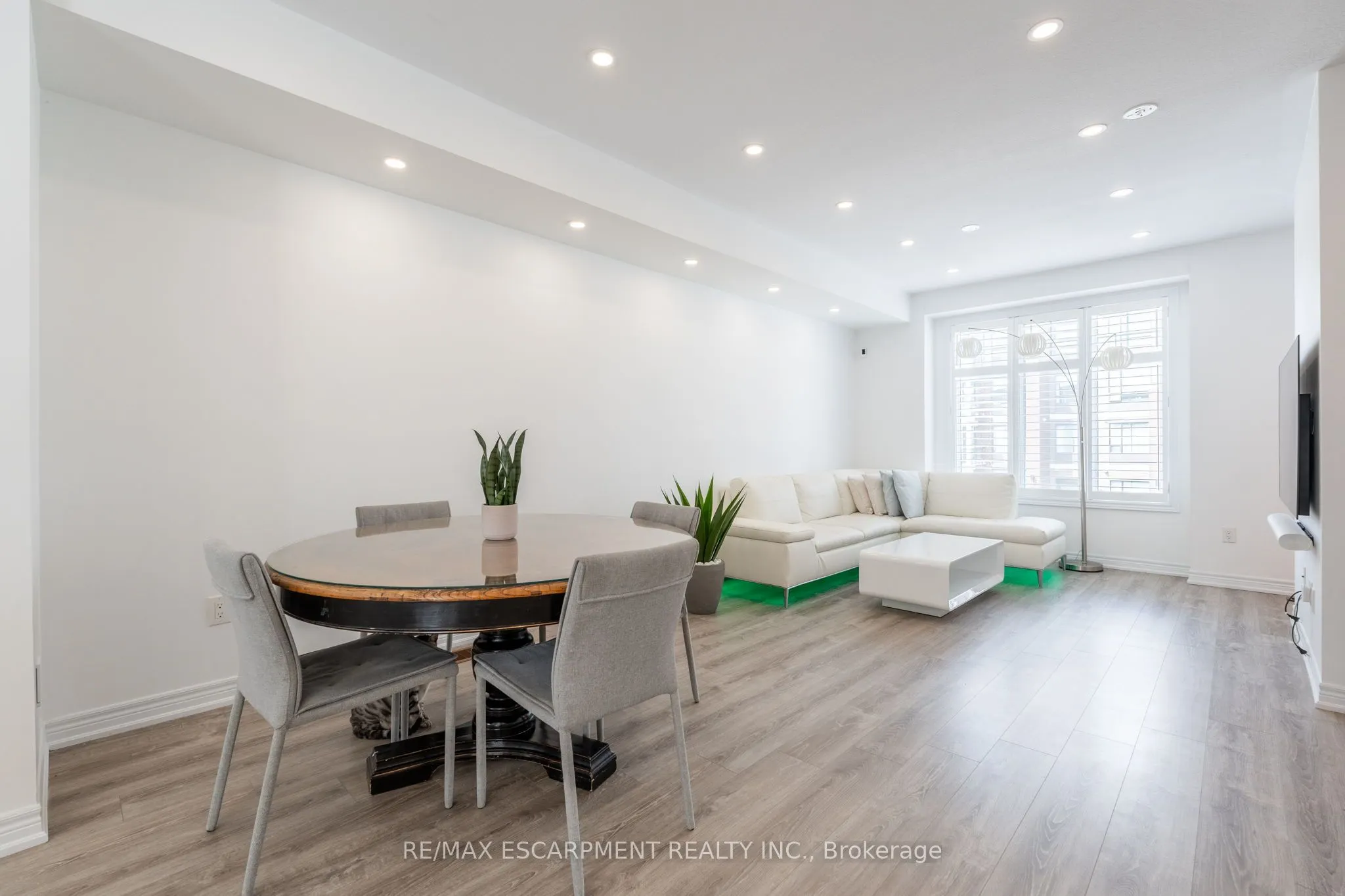 16 Place Polonaise Drive