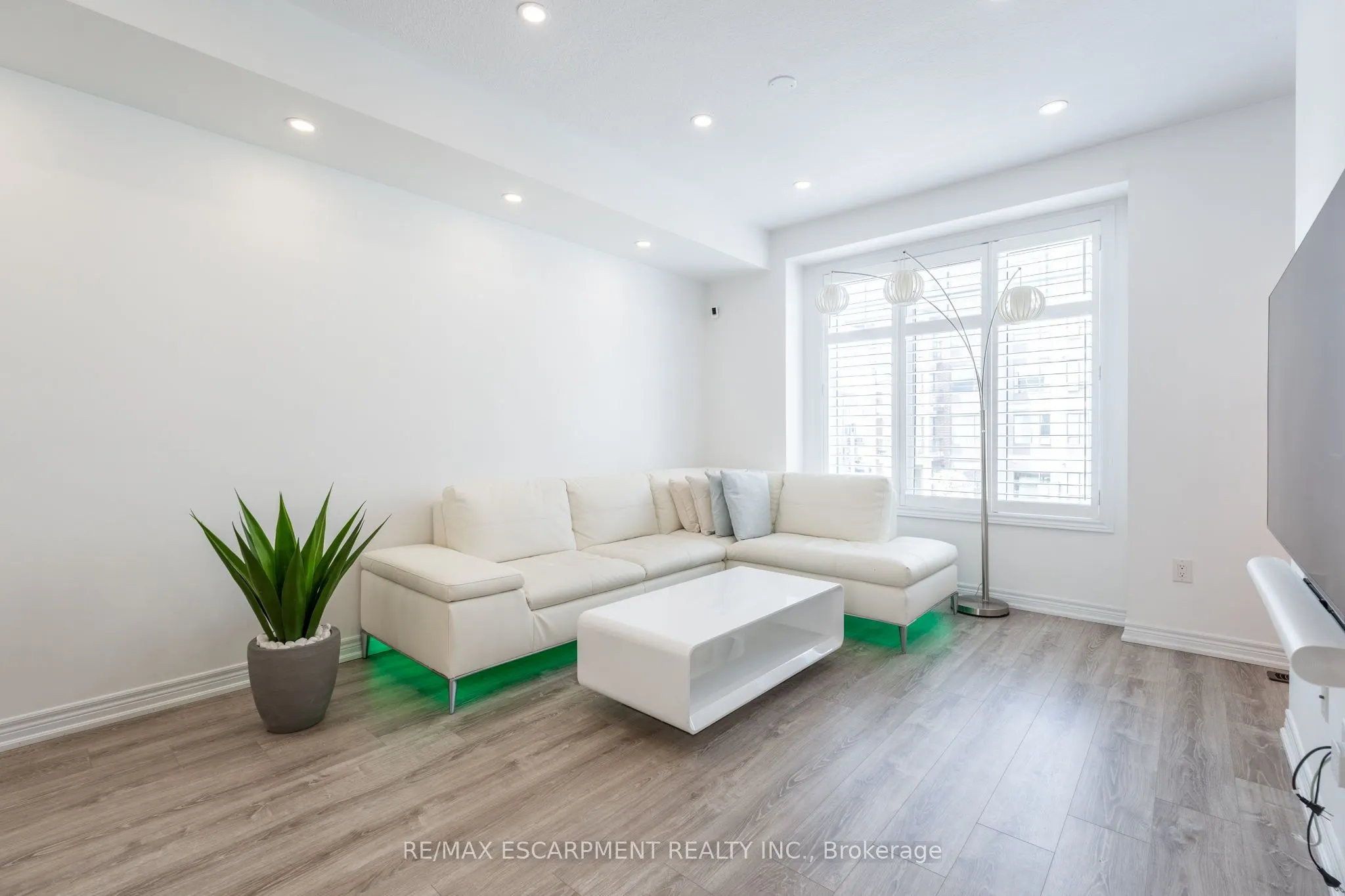 16 Place Polonaise Drive
