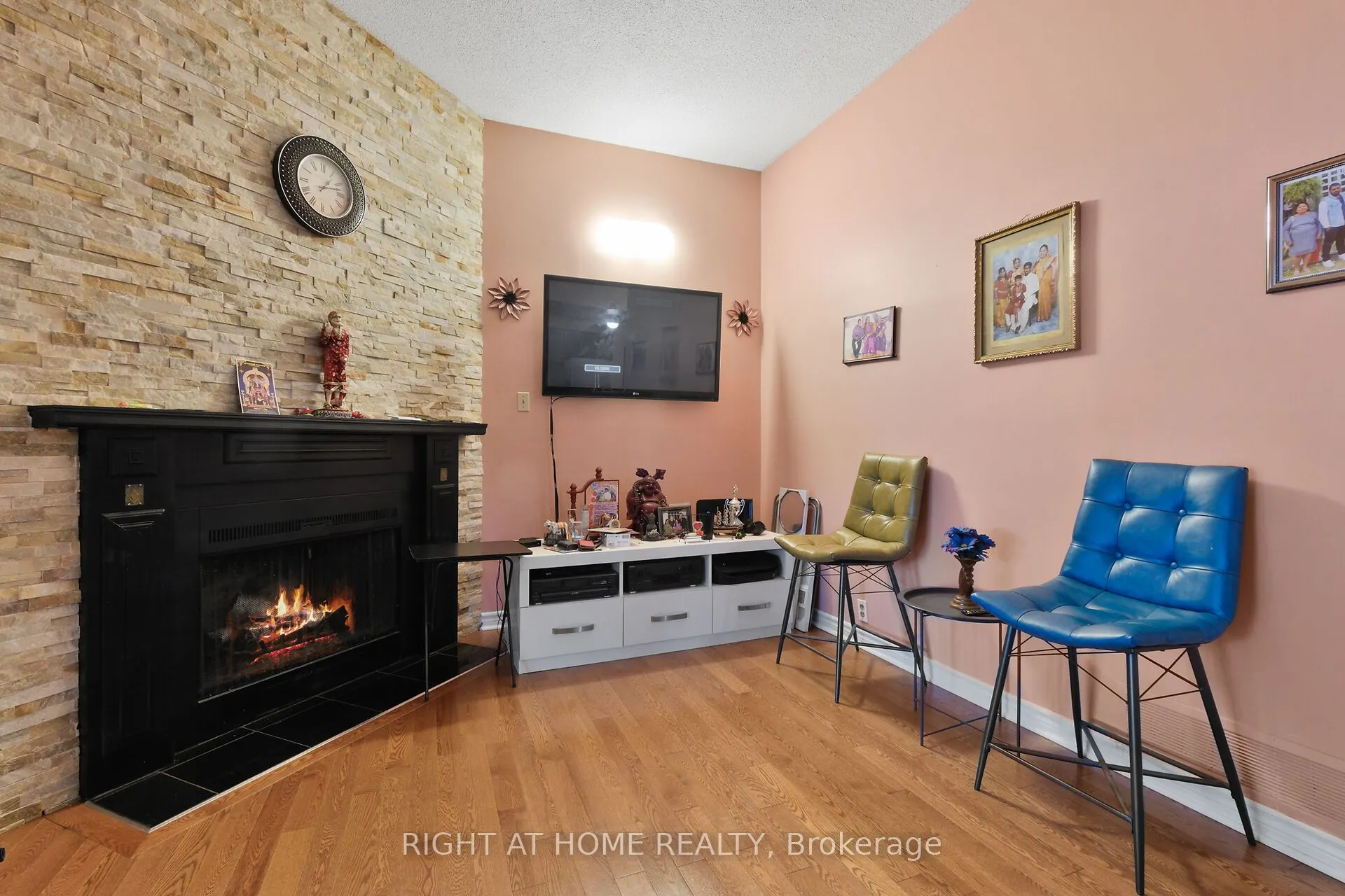 6104 VINEYARD Drive