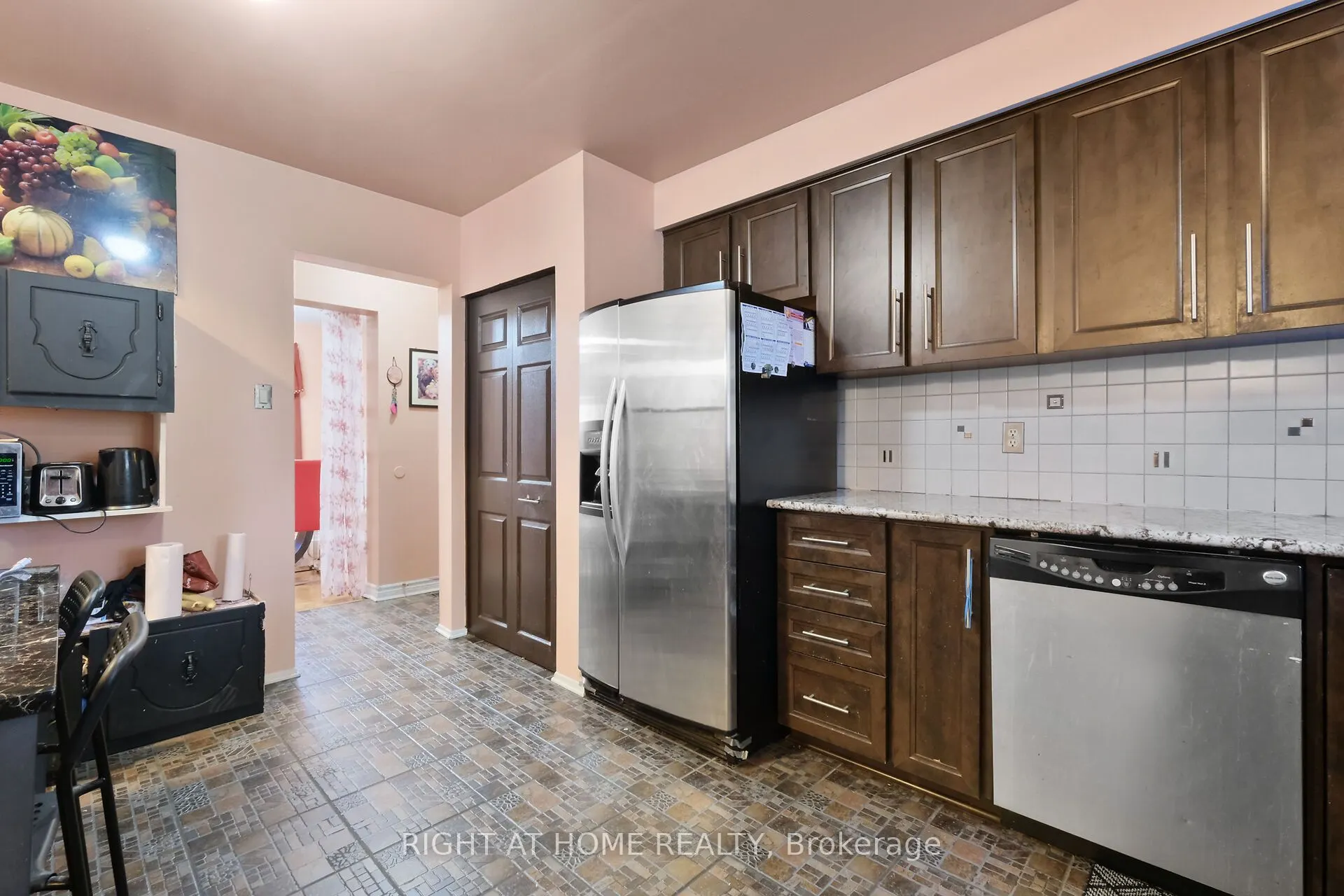 6104 VINEYARD Drive