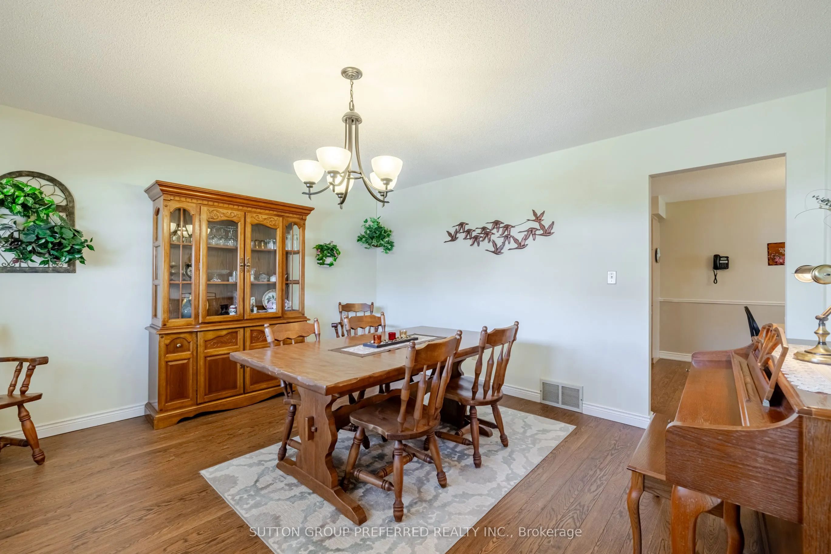 31 Hawkins Crescent