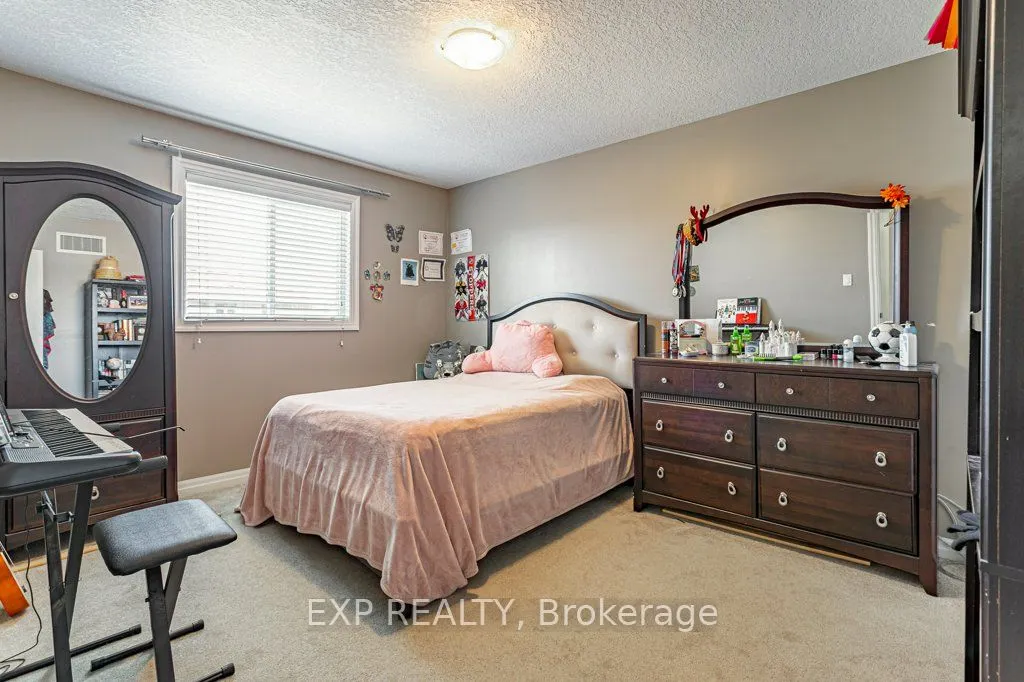 8 Oliver Crescent