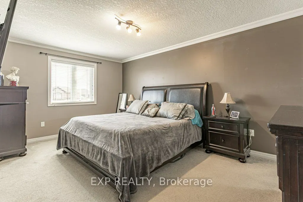 8 Oliver Crescent