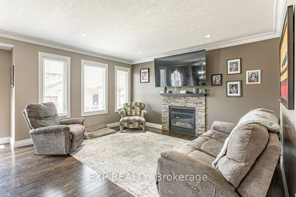 8 Oliver Crescent