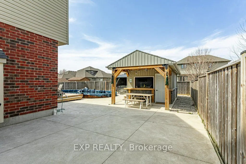 8 Oliver Crescent