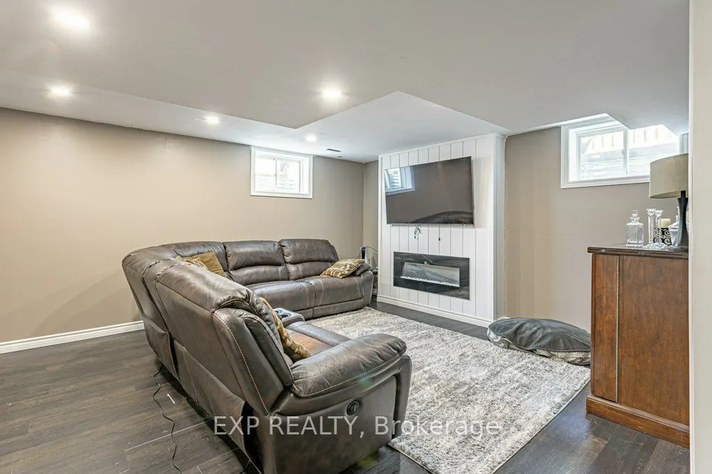 8 Oliver Crescent