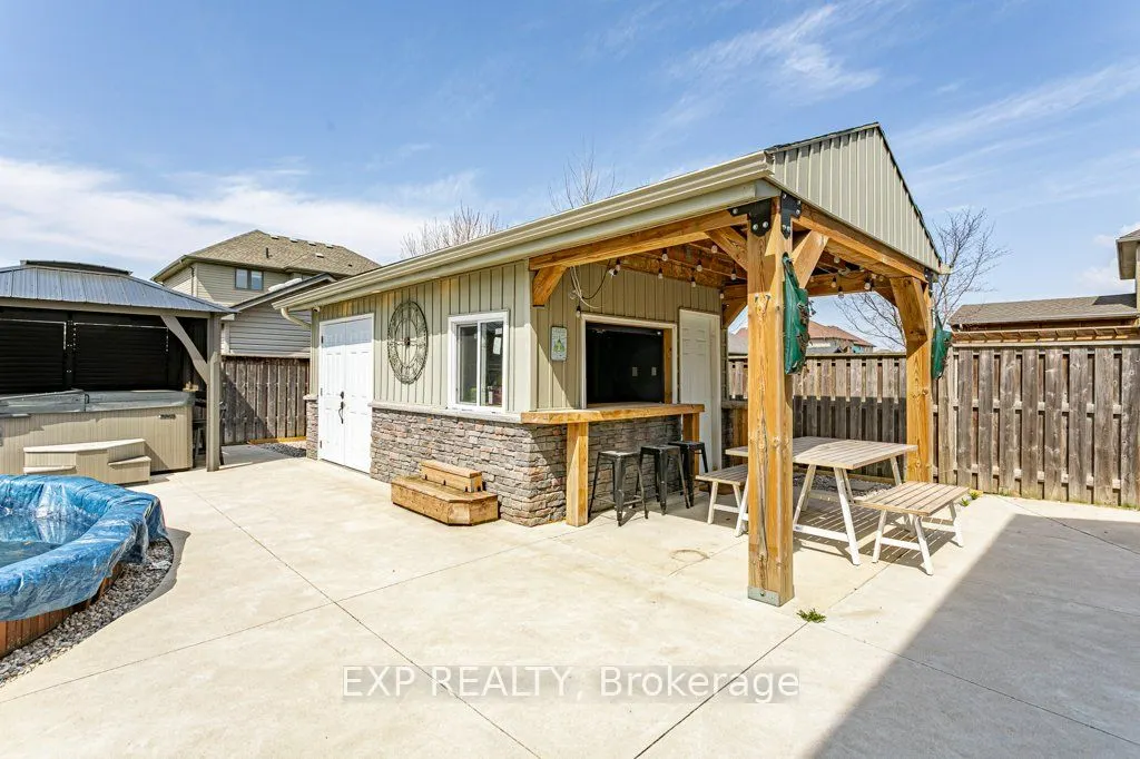 8 Oliver Crescent