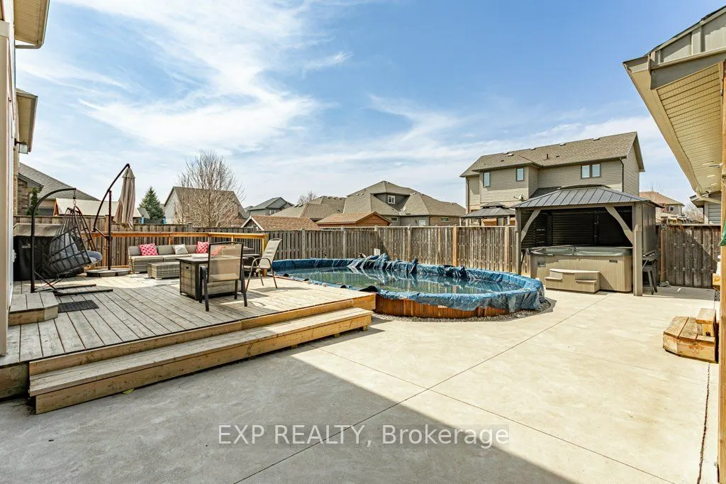 8 Oliver Crescent