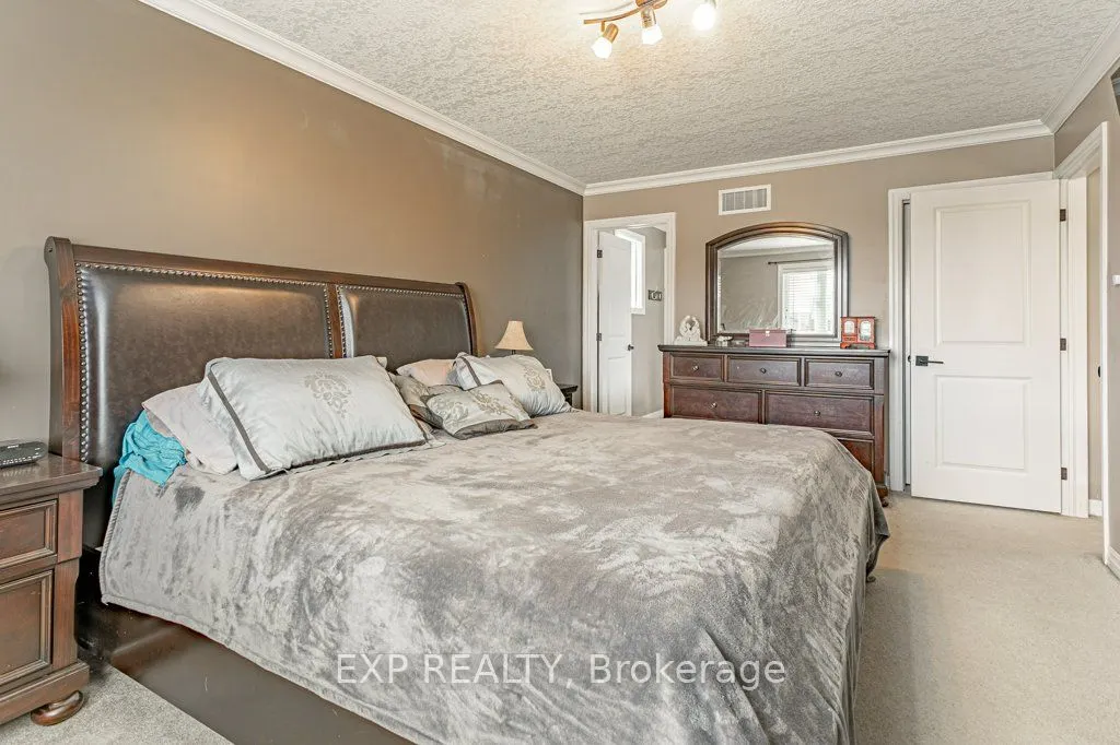 8 Oliver Crescent