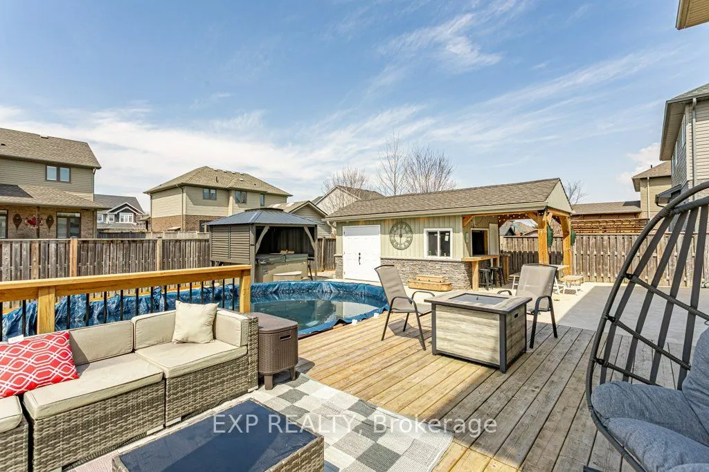 8 Oliver Crescent