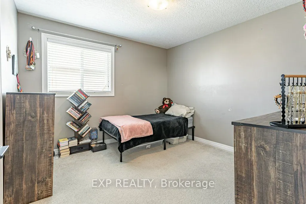 8 Oliver Crescent