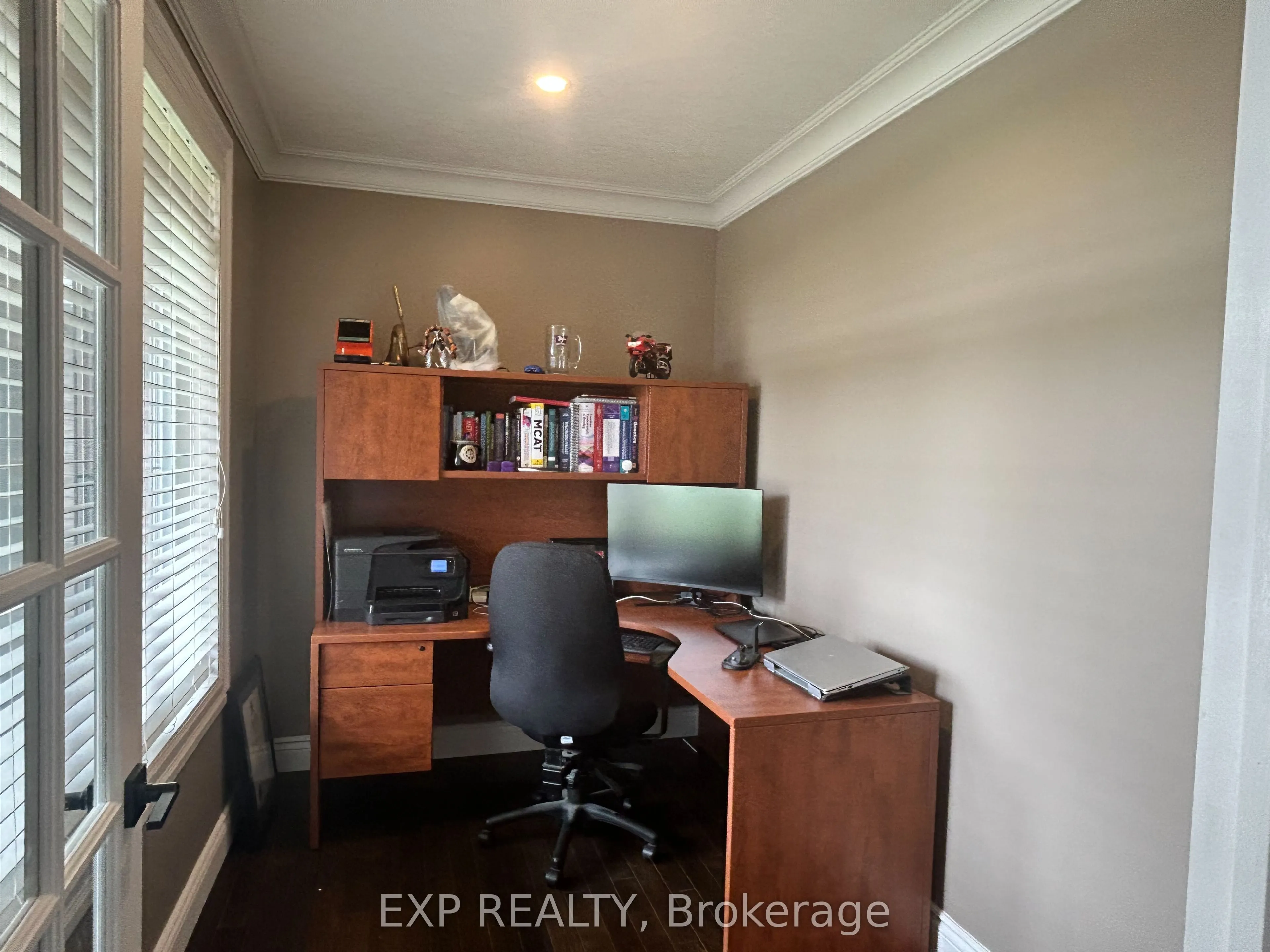 8 Oliver Crescent