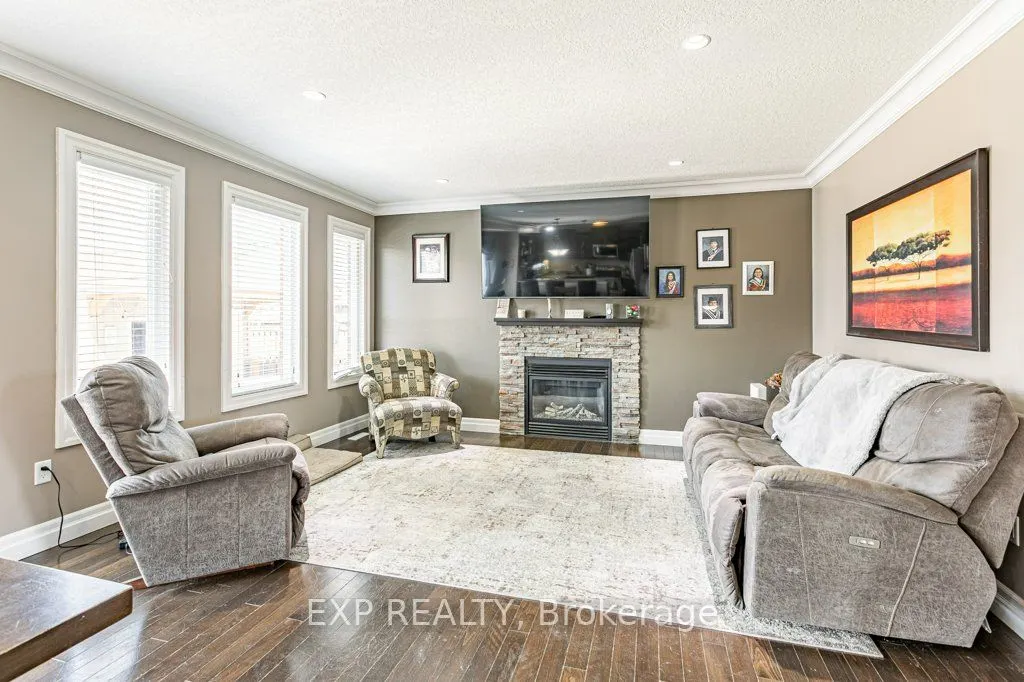 8 Oliver Crescent